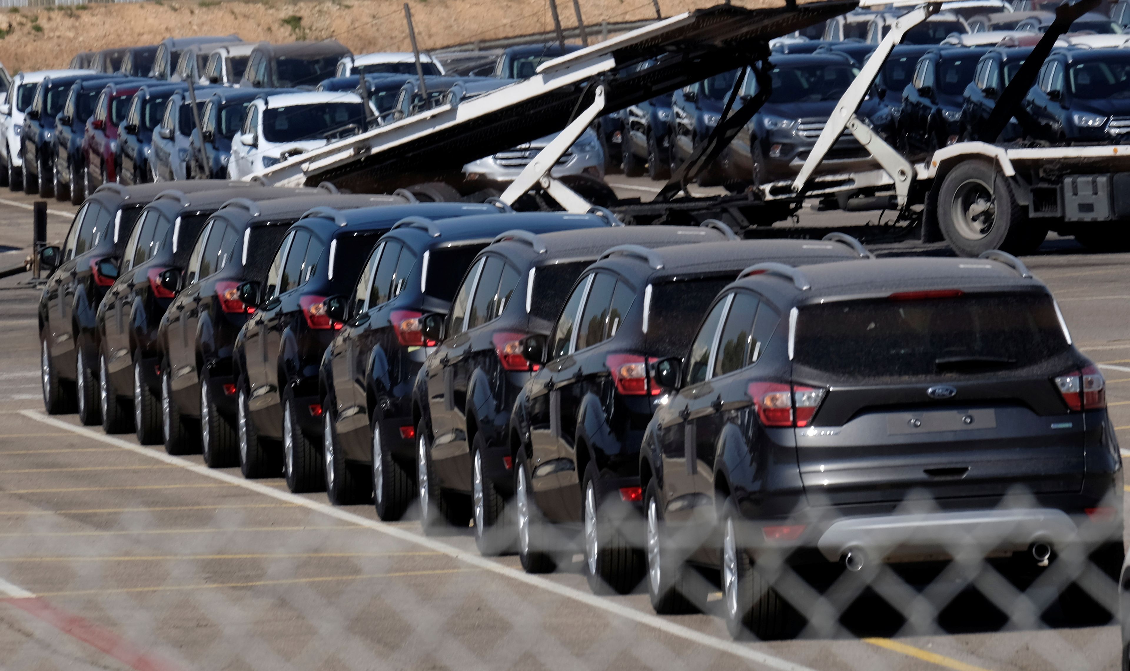 Vehículos de Ford en el exterior de la planta de Almussafes (Valencia), en una imagen de archivo.