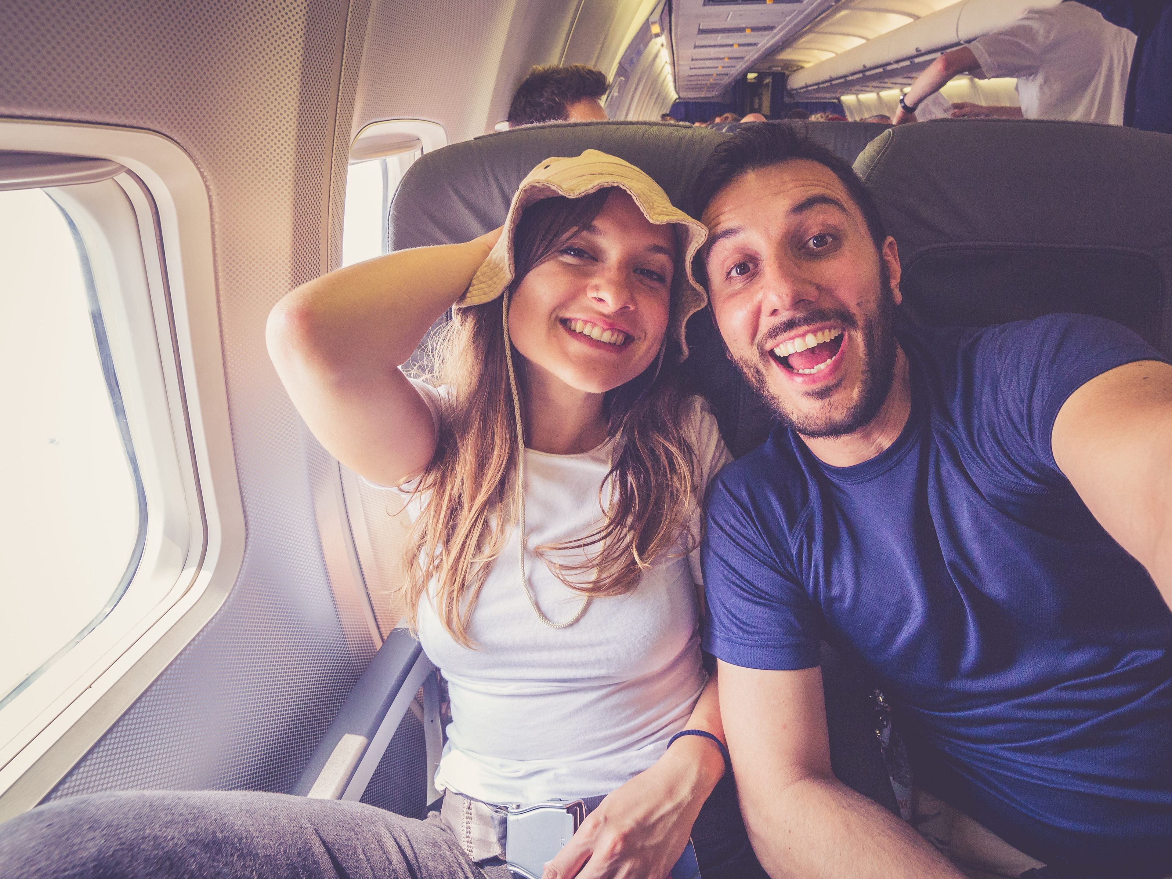 Una pareja sacándose una foto a bordo de un avión.