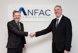 Wayne Griffiths, presidente de ANFAC (i) y José Vicente de los Mozos, presidente saliente de ANFAC (d)