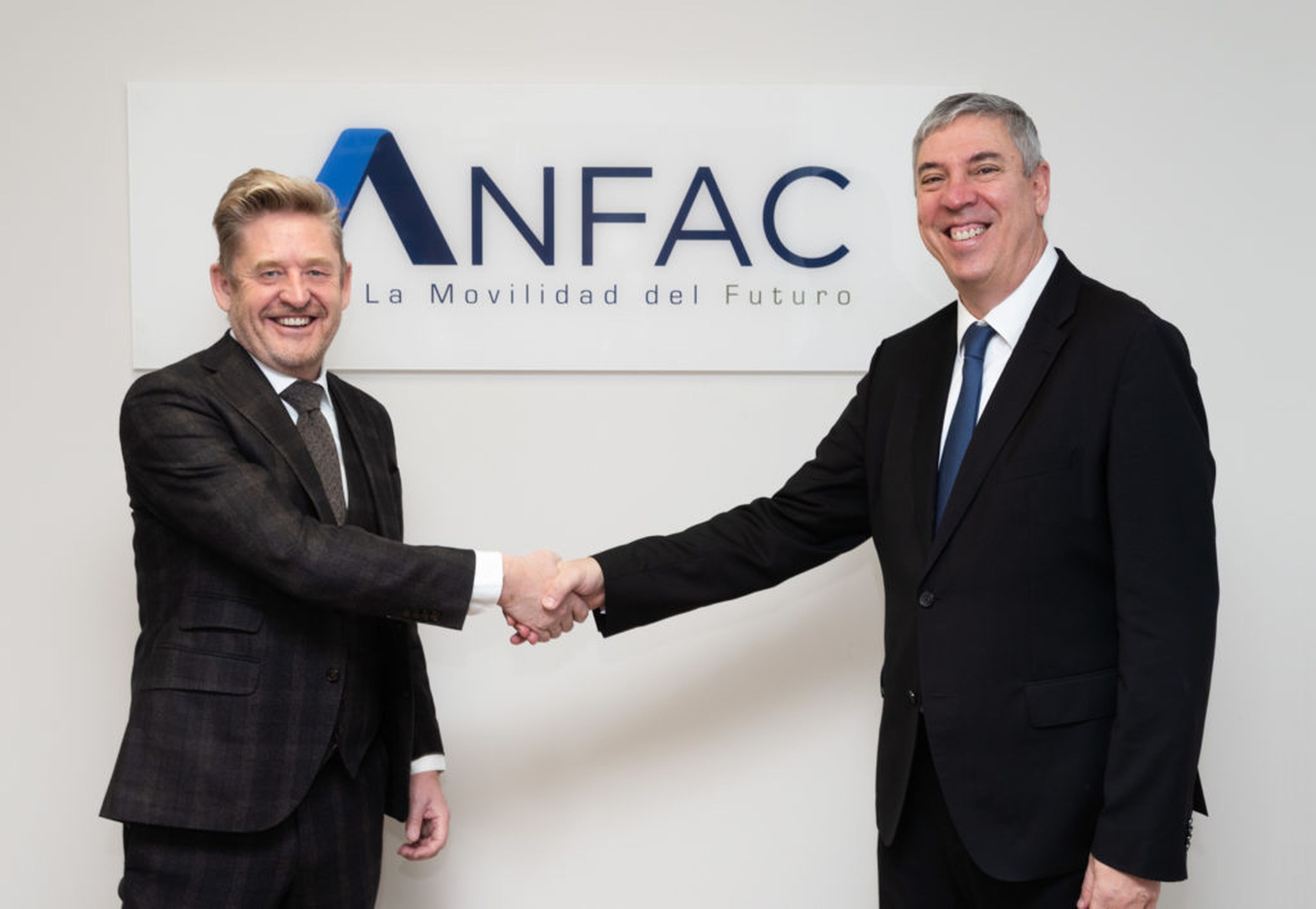 Wayne Griffiths, presidente de ANFAC (i) y José Vicente de los Mozos, presidente saliente de ANFAC (d)