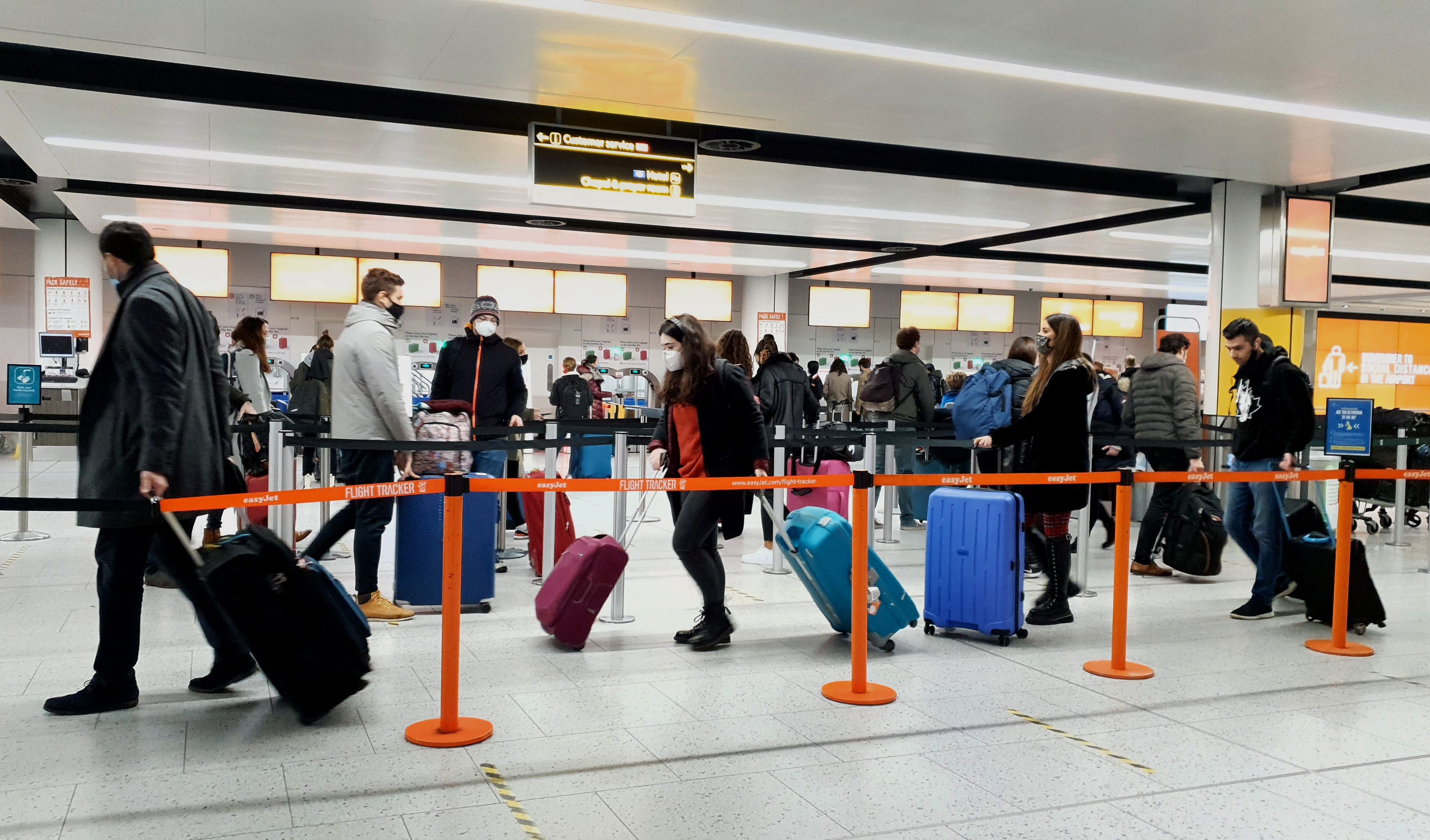 Pasajeros haciendo cola para facturar maletas en el aeropuerto de Gatwick, Londres.
