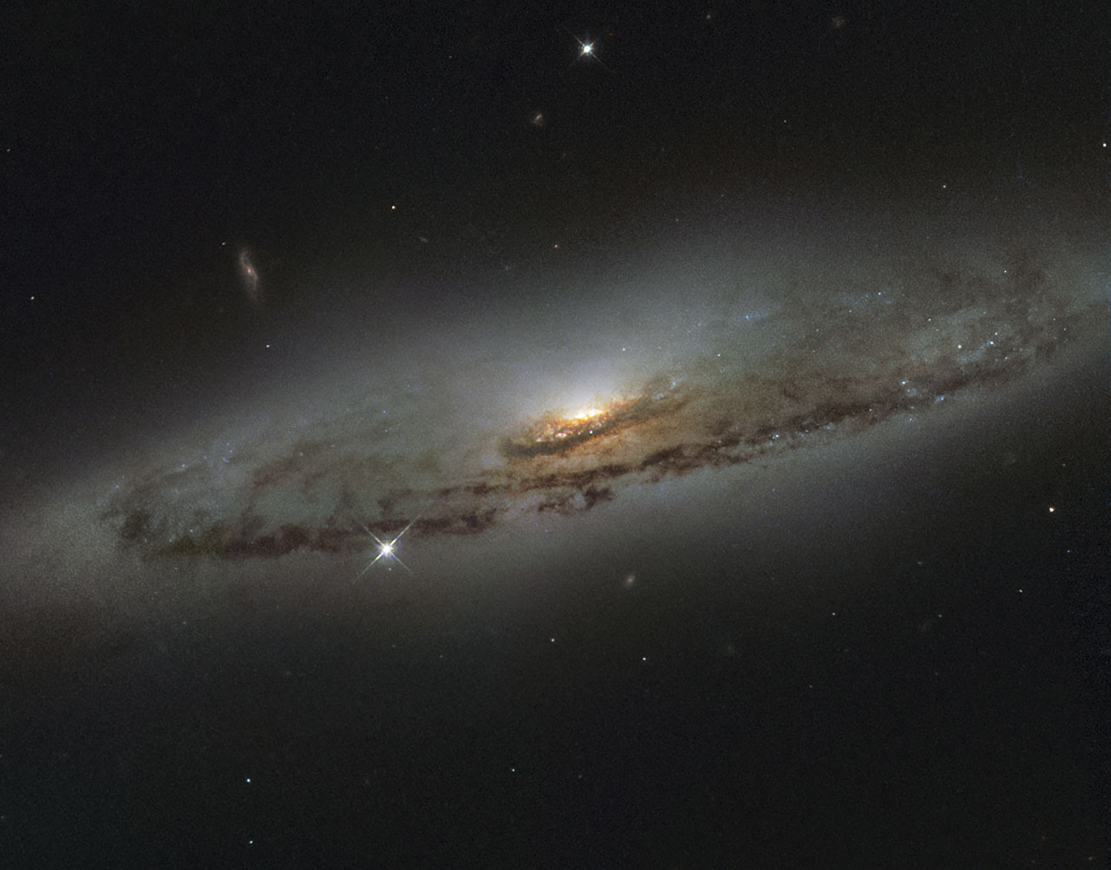 Imagen del telescopio espacial Hubble de la NASA de la galaxia espiral NGC 4845, a 65 millones de años luz de distancia.