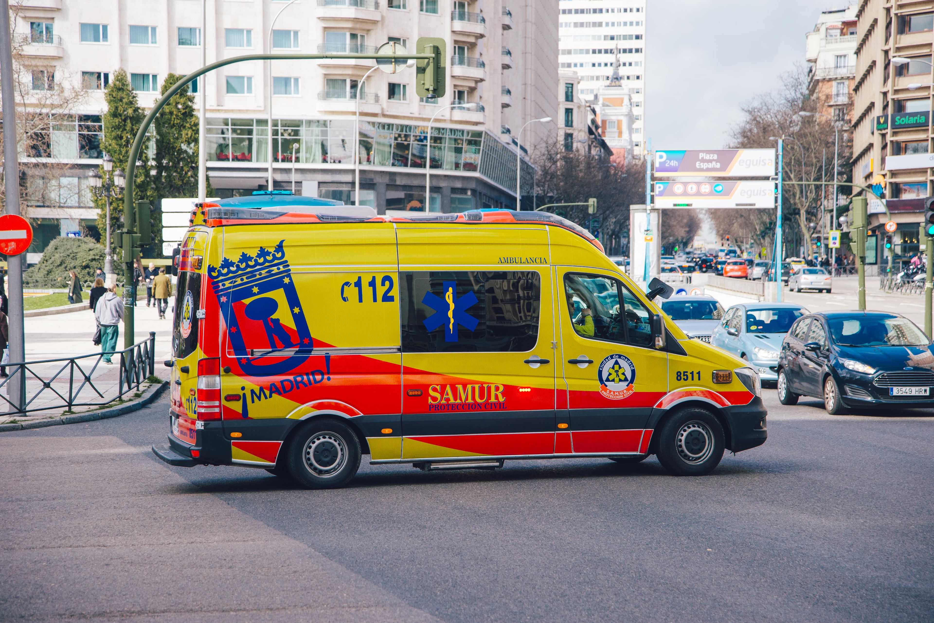 Una ambulancia circulando en Madrid