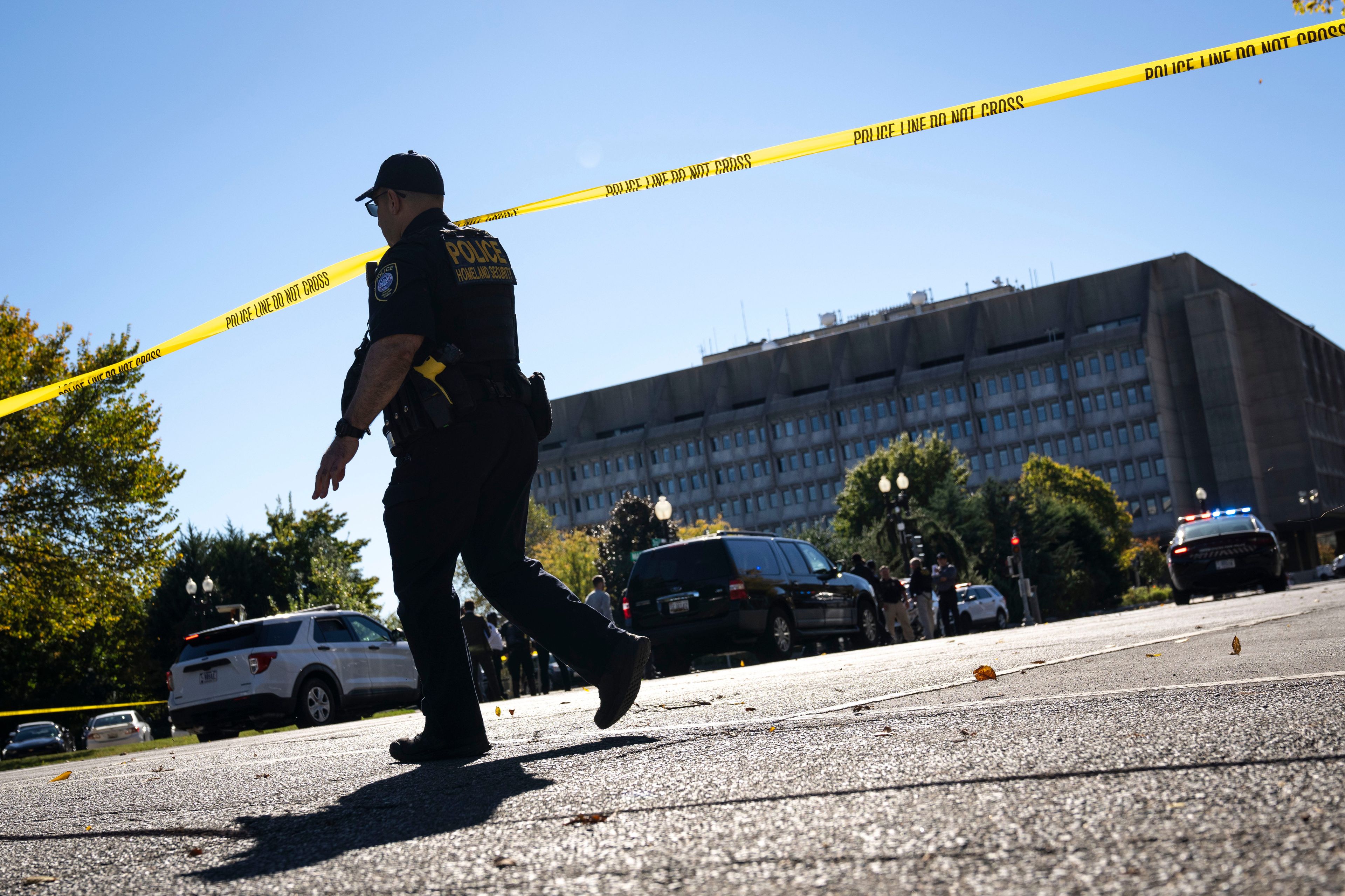 Agentes de la ley responden a una amenaza de bomba en Washington, DC, el 27 de octubre de 2021.