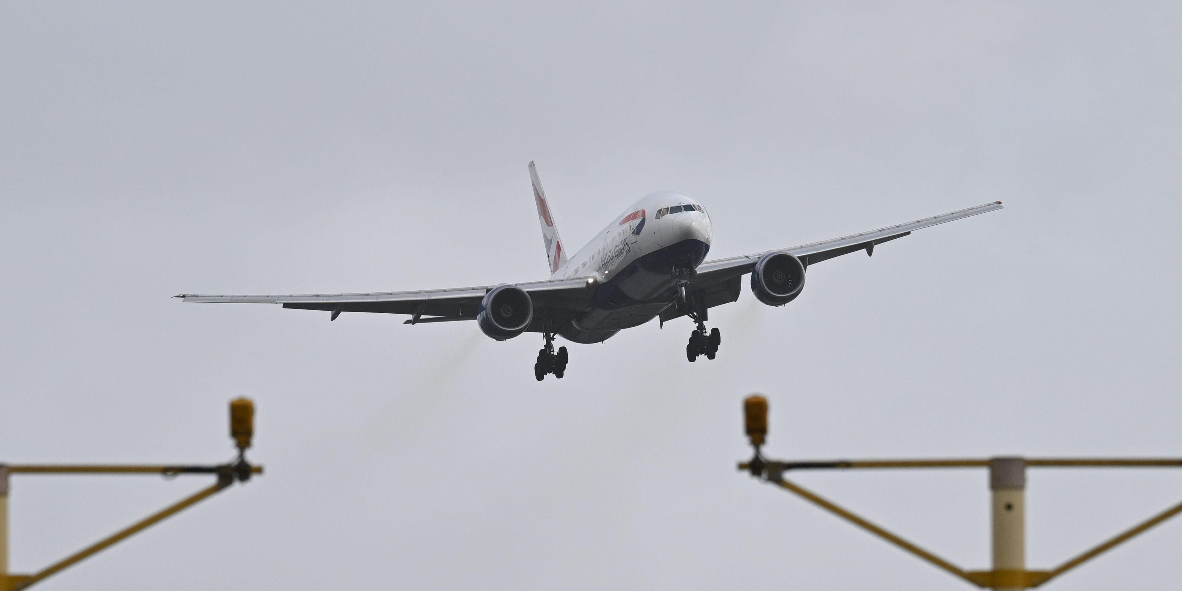 Un avión de pasajeros de British Airways intenta aterrizar con fuertes vientos en el aeropuerto de Heathrow el 18 de febrero de 2022 en Longford (Inglaterra).