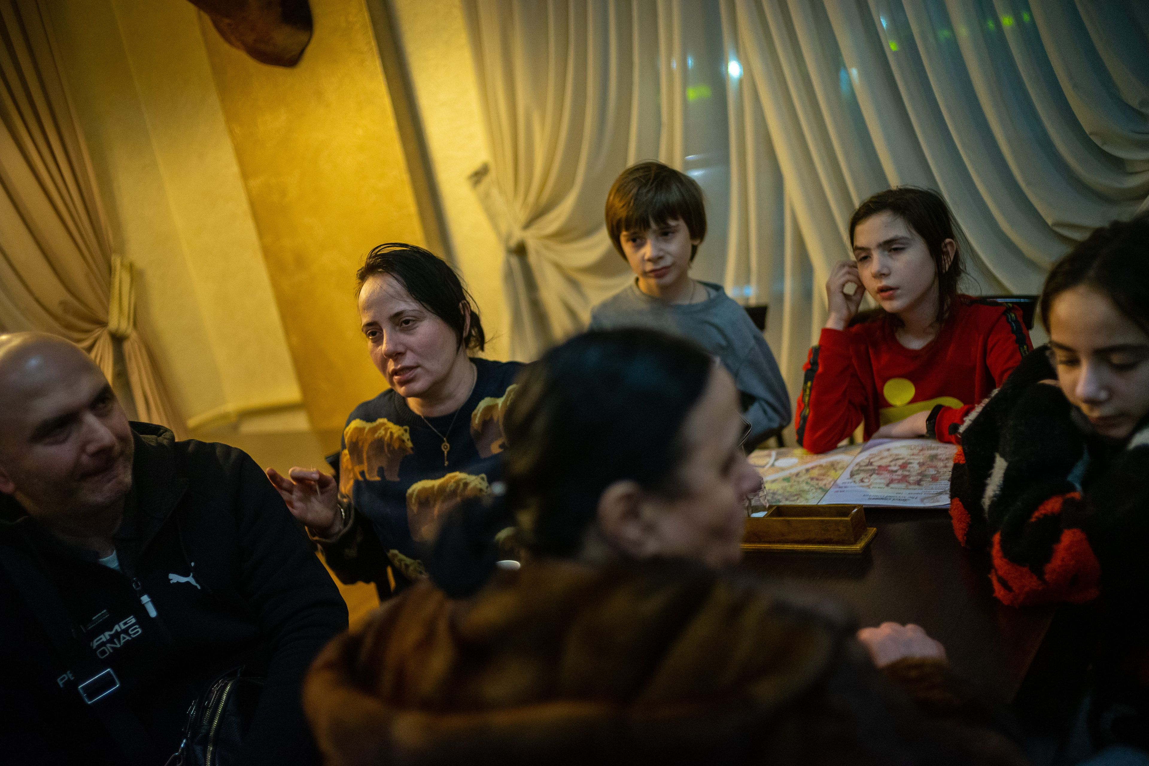 Avtandil y Maluza Glonti y sus tres hijos cenan en el restaurante de carretera "Ne Puhu Ne Pera" ("Ni pluma ni piel").