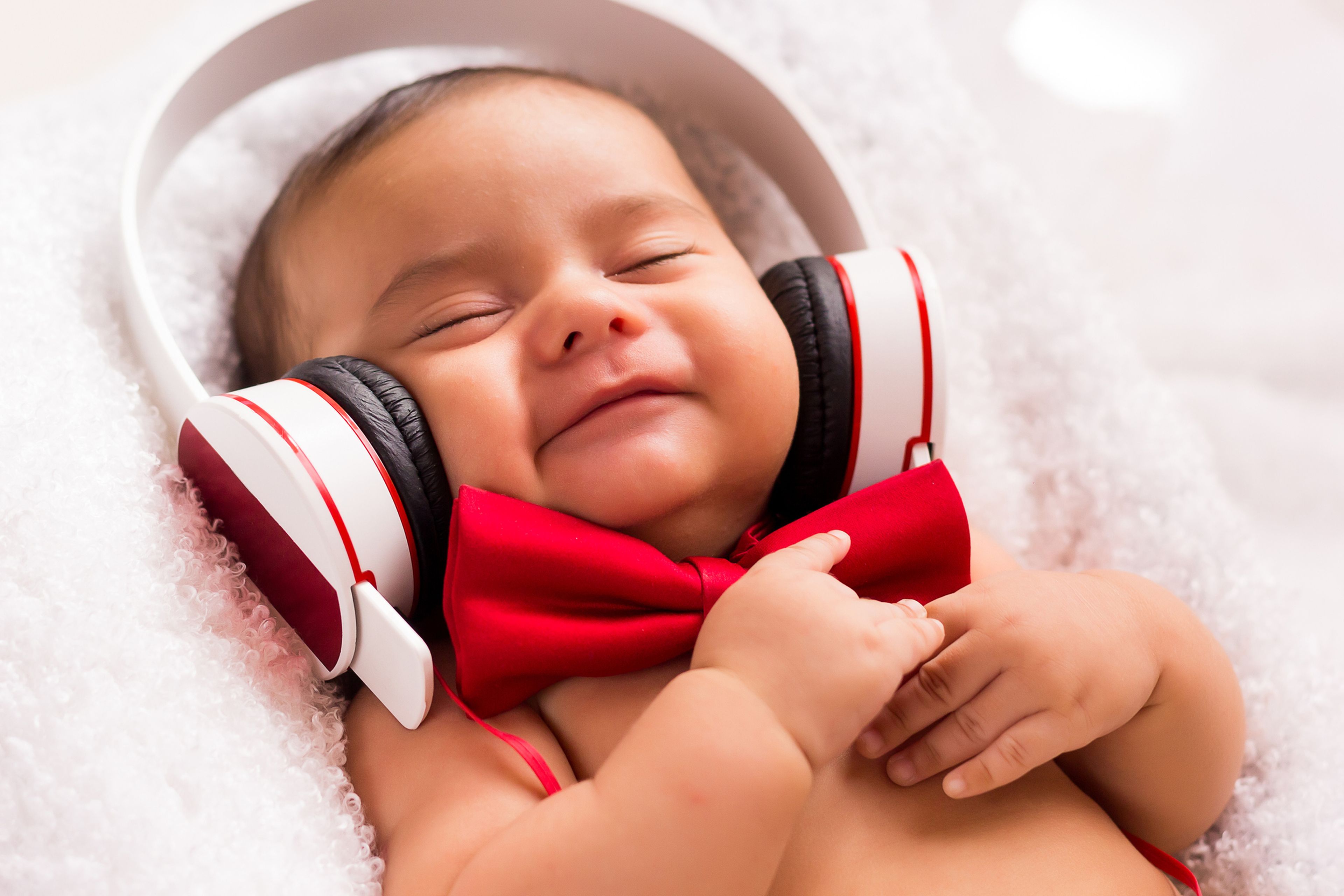 Bebé escuchando música
