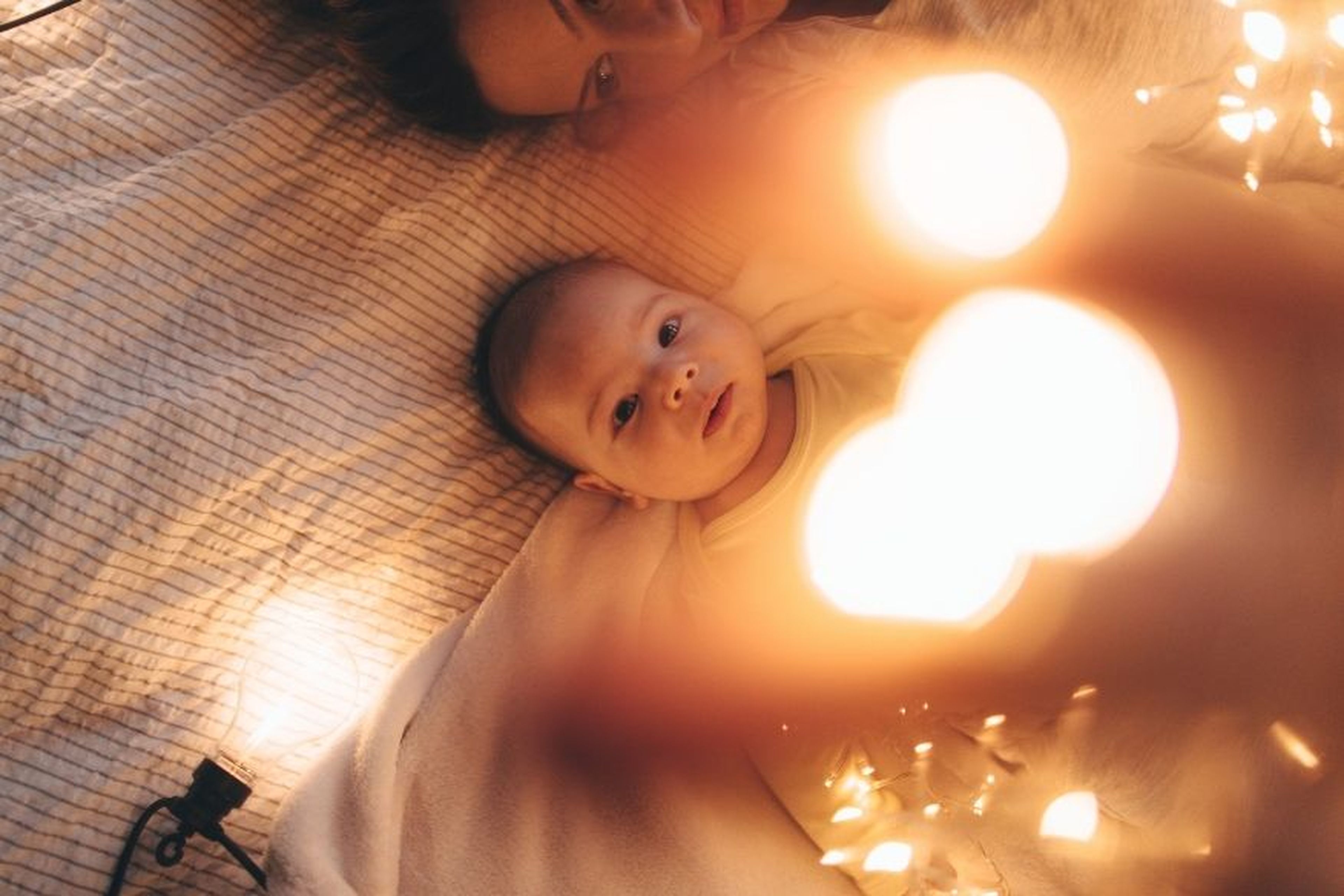 Un bebé mira las luces.