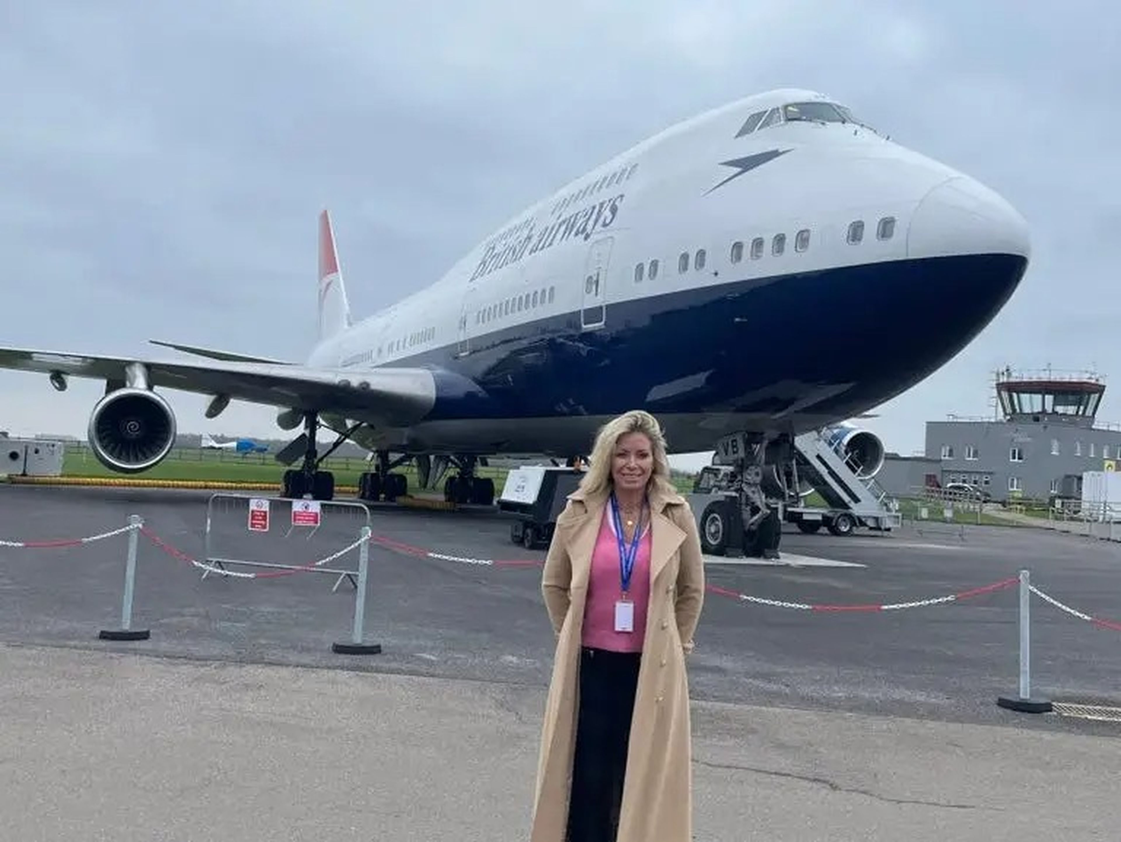 Suzannah Harvey con el 'avión para eventos' Boeing 747.