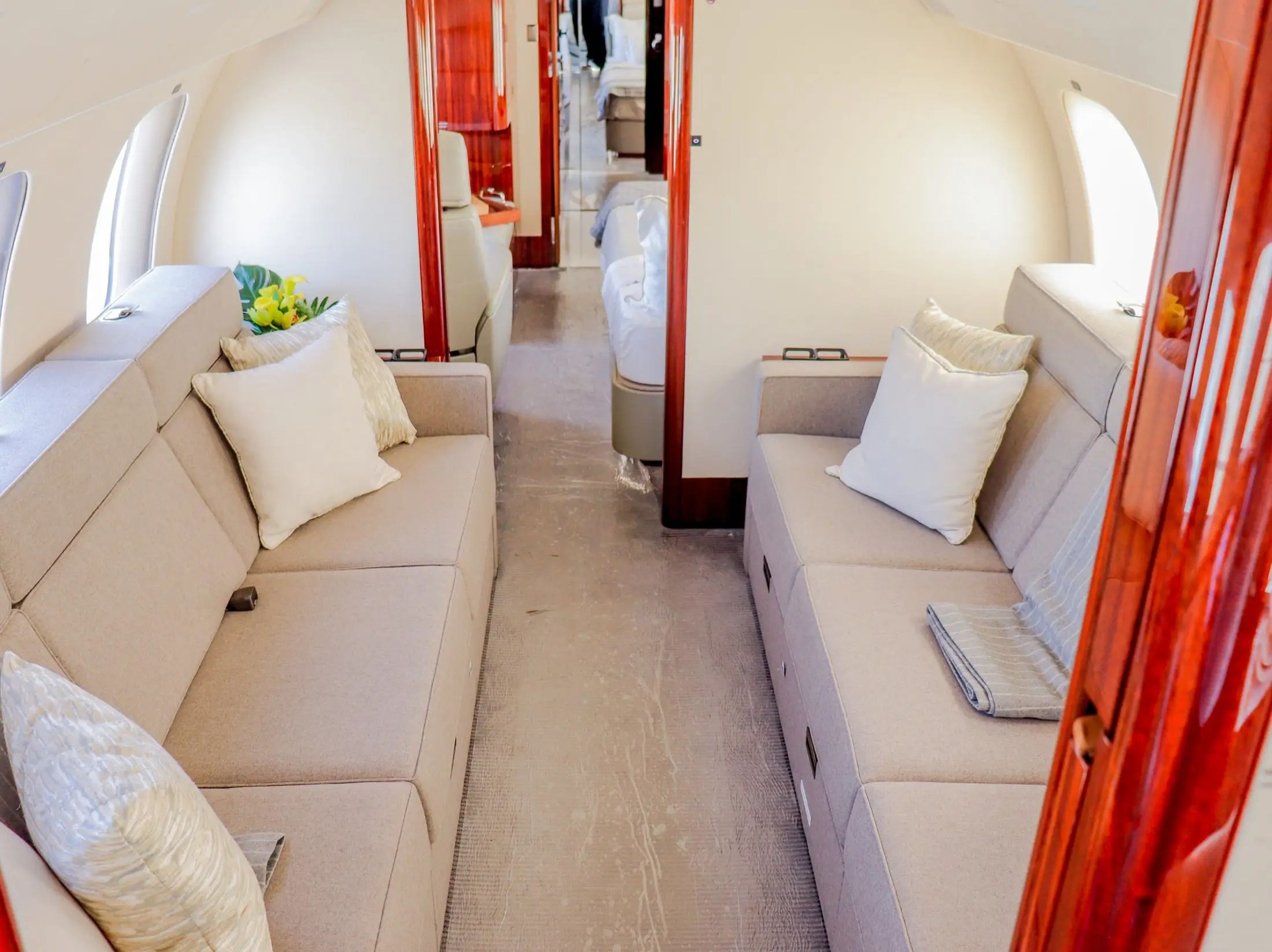 Interior de un avión de demostración Bombardier Global 7500.