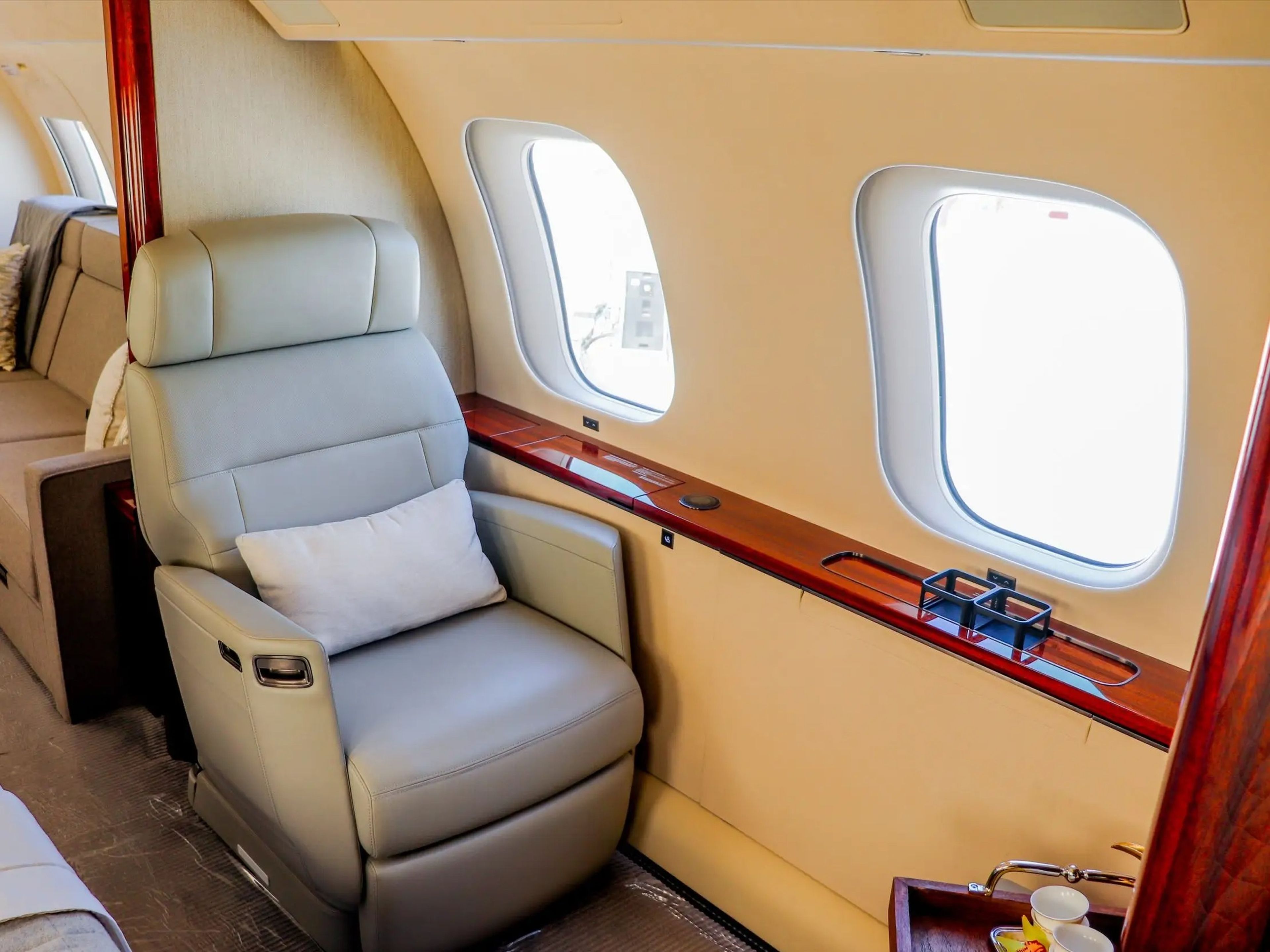 Interior de un avión de demostración Bombardier Global 7500.