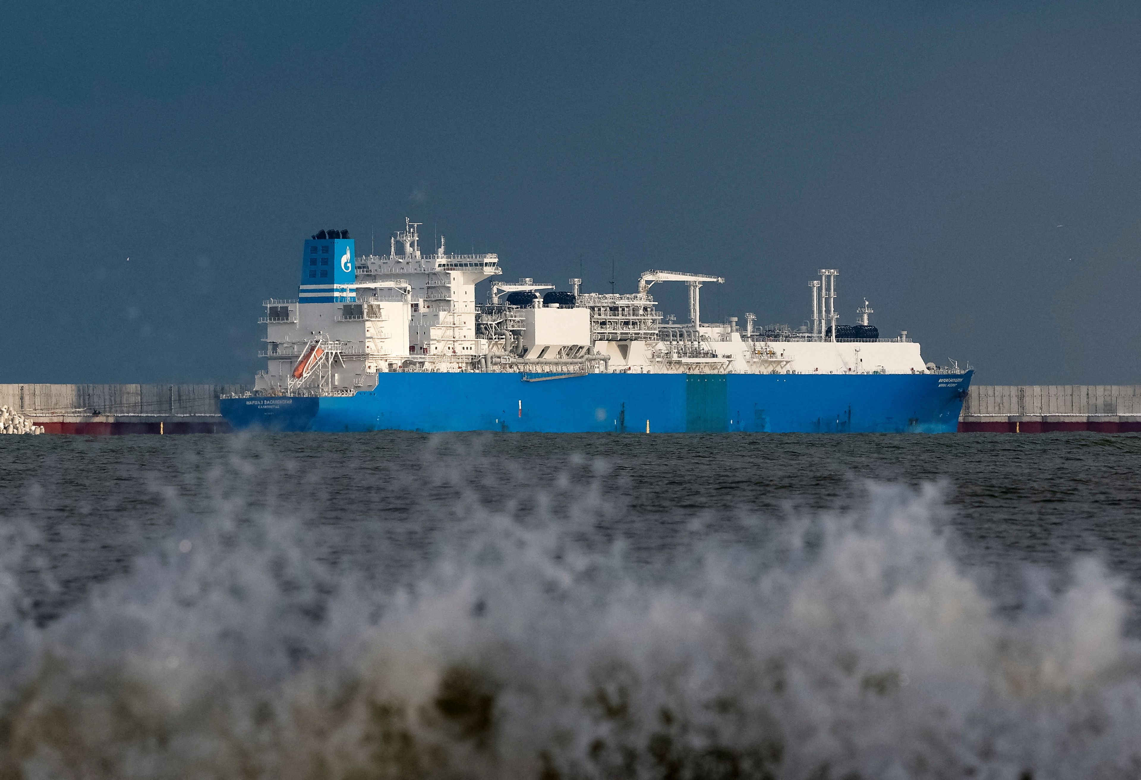 El buque Marshal Vasilevskiy de Gazprom anclado en alta mar en el mar Báltico cerca de Kaliningrado.