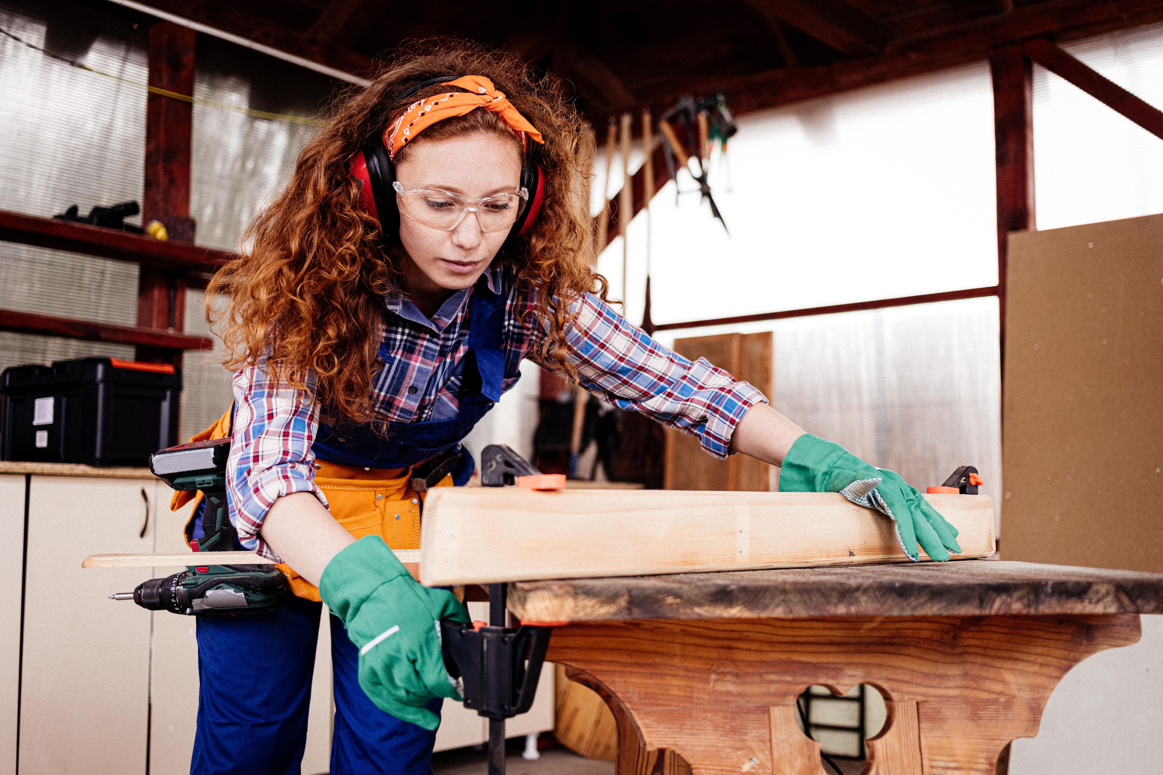 Una carpintera trabajando en su taller
