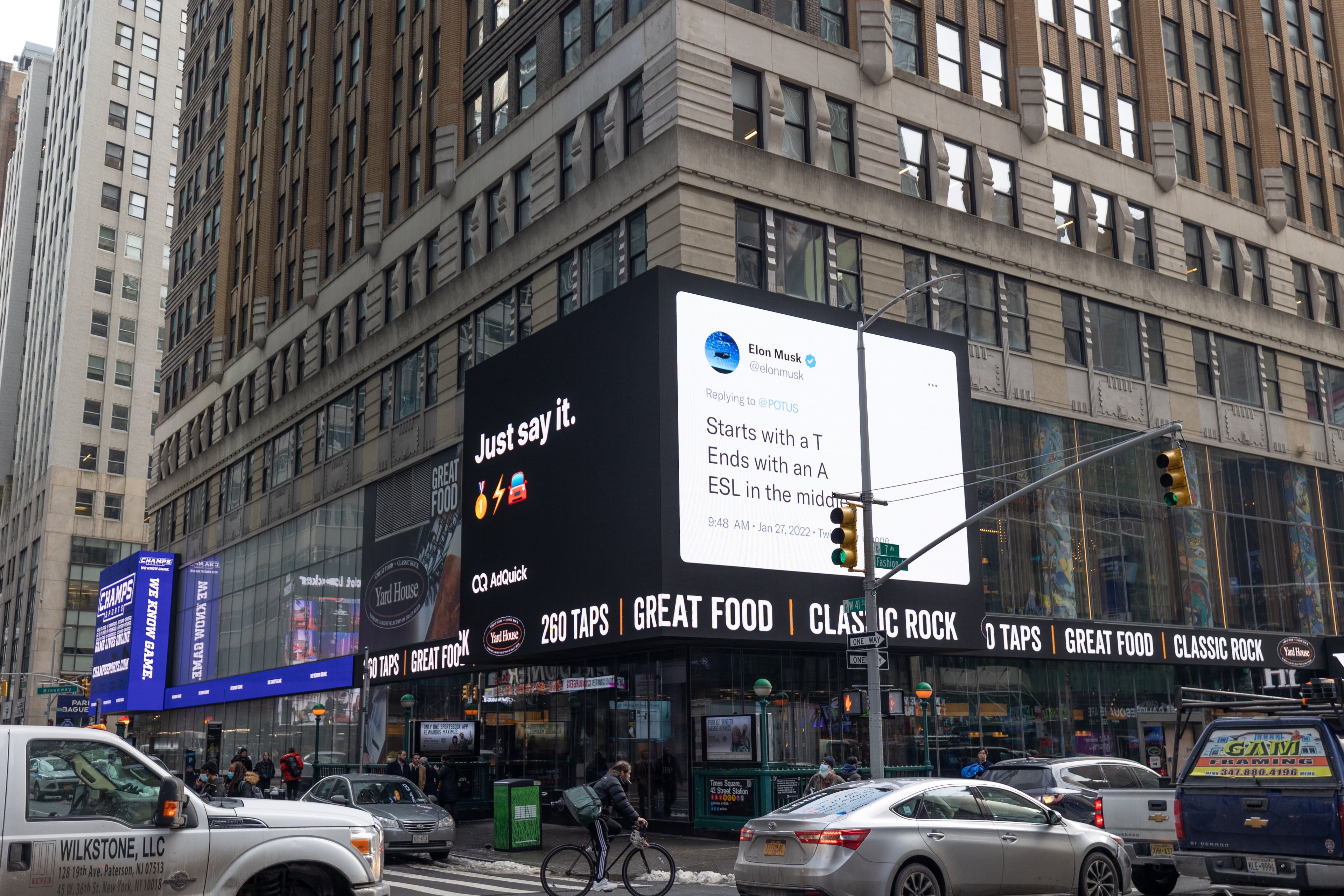 Cartel dirigido a Joe Biden con un tuit de Elon Musk en Times Square. Twitter @dappermarketer