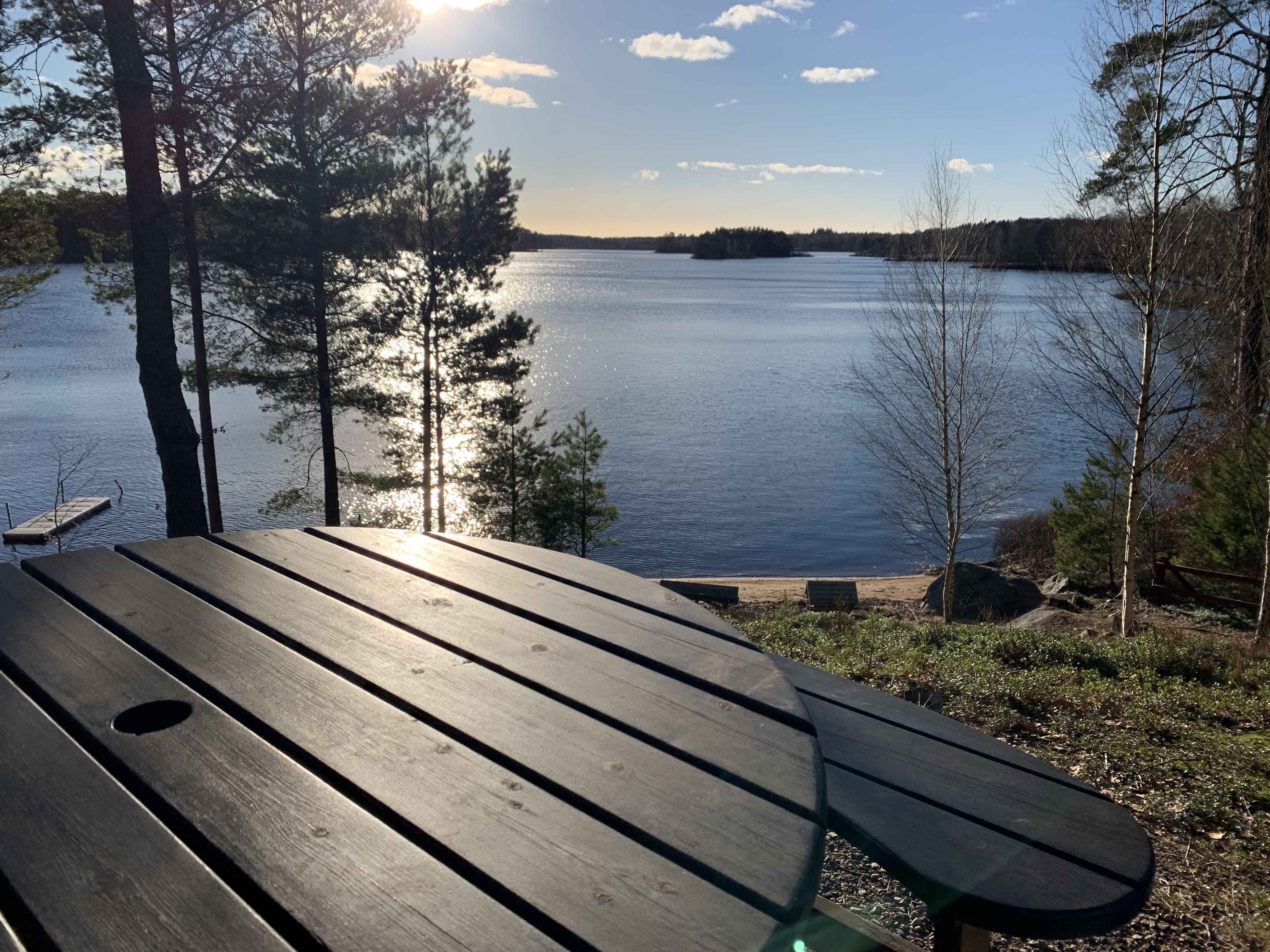 Vistas a un lago desde la cabaña de Omar Villa en Småland, en Suecia.
