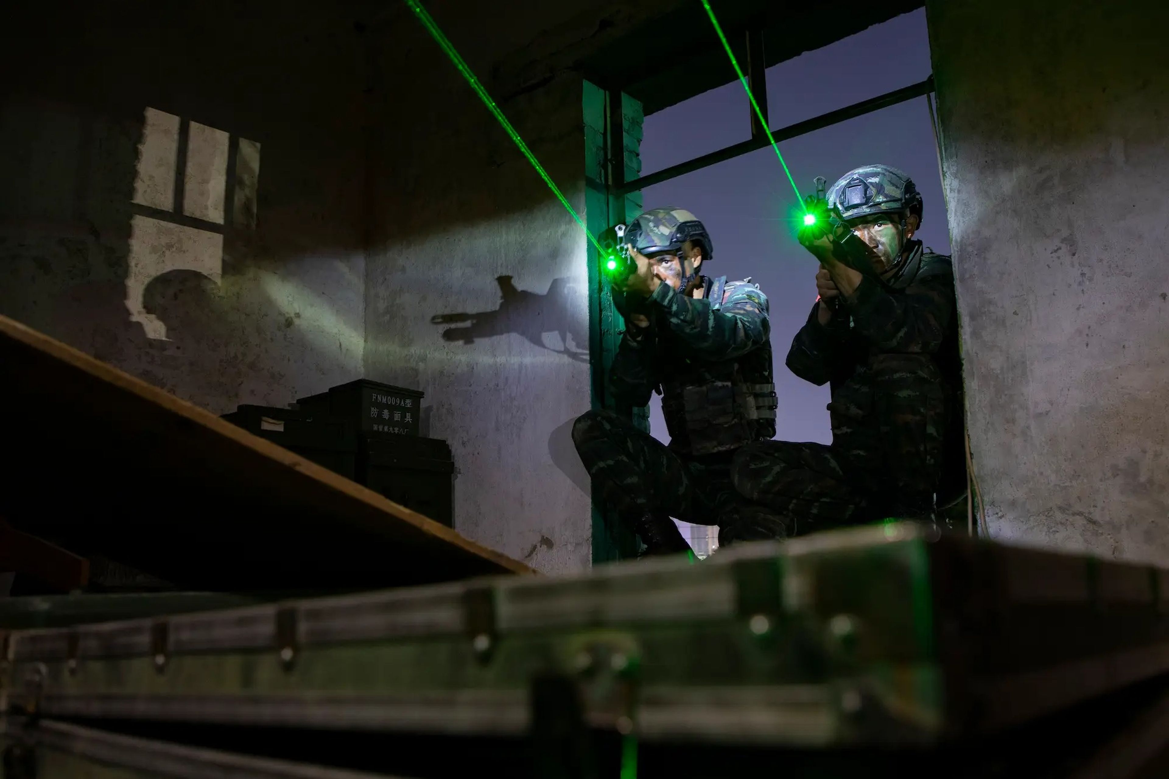 Fuerzas especiales chinas durante un entrenamiento nocturno antiterrorista el 6 de diciembre de 2021.