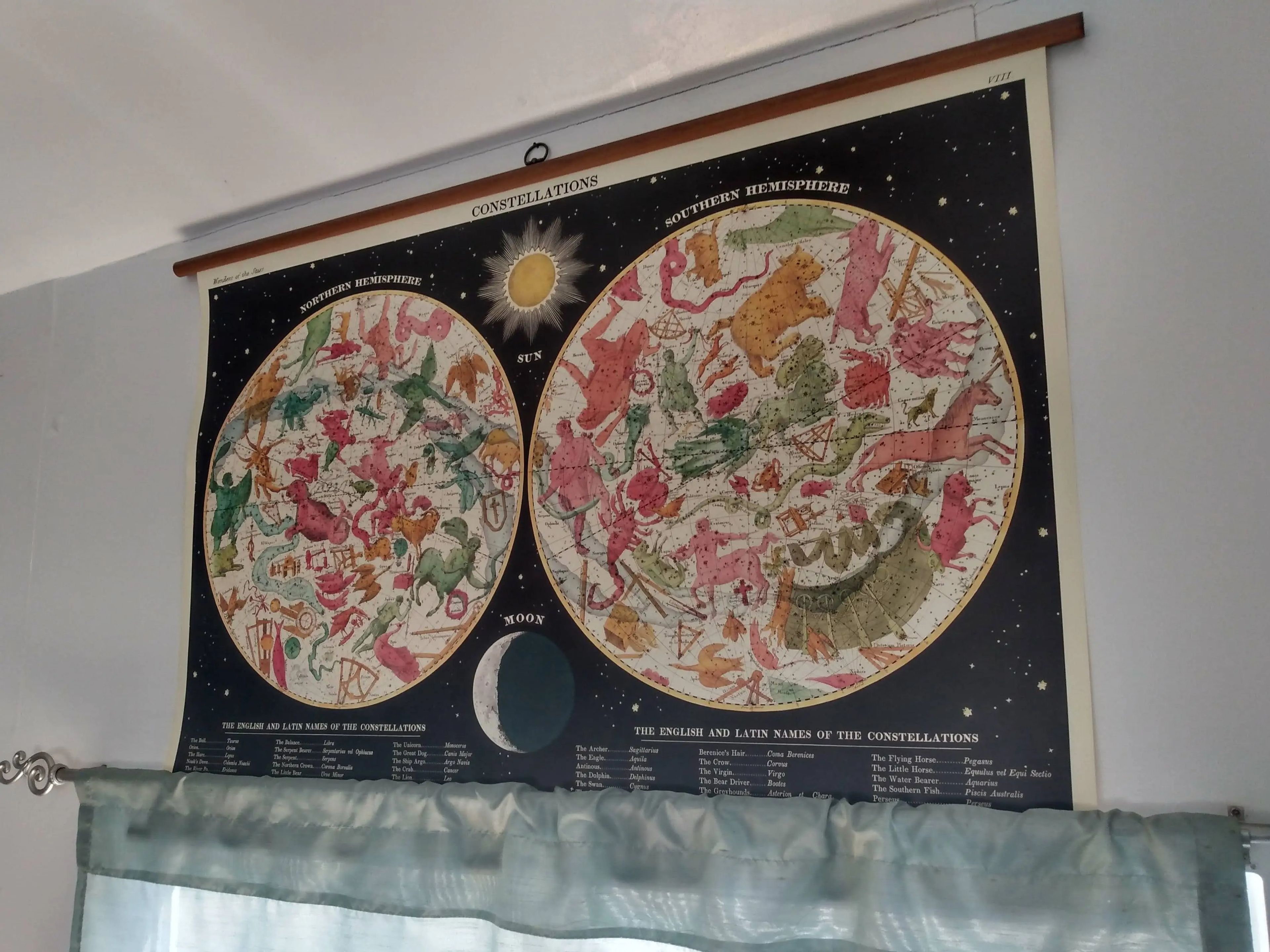 Este gran tapiz es una pieza destacada de decoración en el espacio.