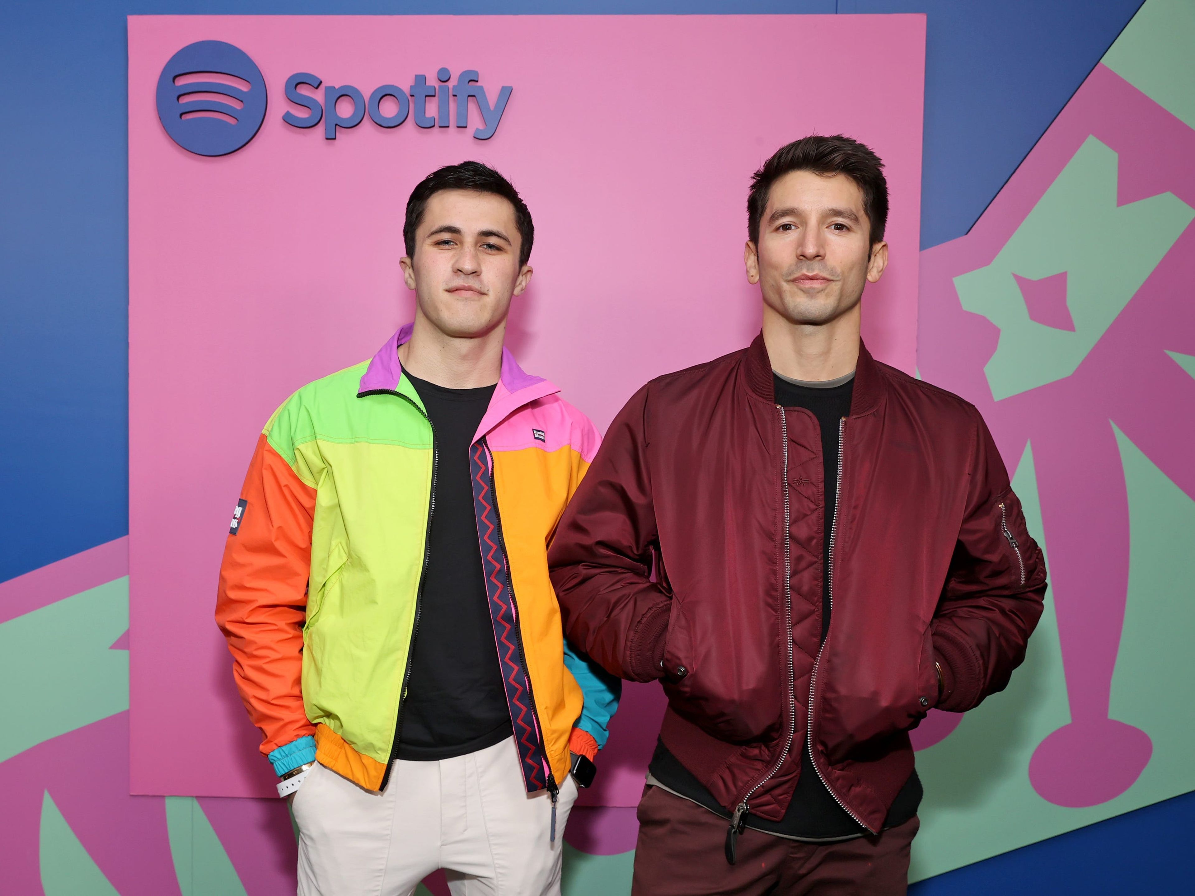 Los creadores de TikTok, Chris Olsen e Ian Paget, posan en una fiesta de Spotify el 14 de diciembre de 2021 en Los Ángeles, California.
