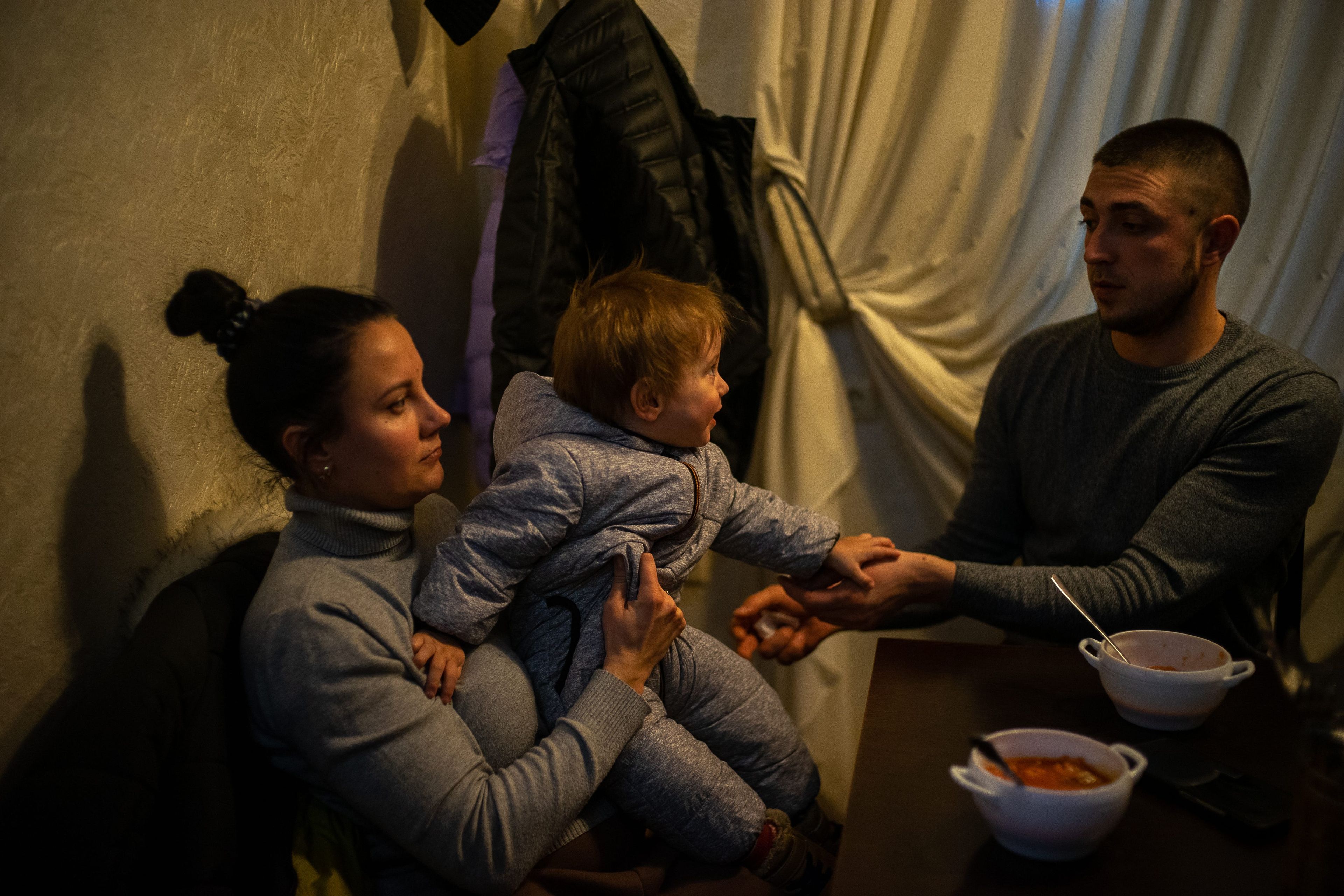 Dasha Polischuk, su bebé de un año, Maxim, y su marido, Roma.