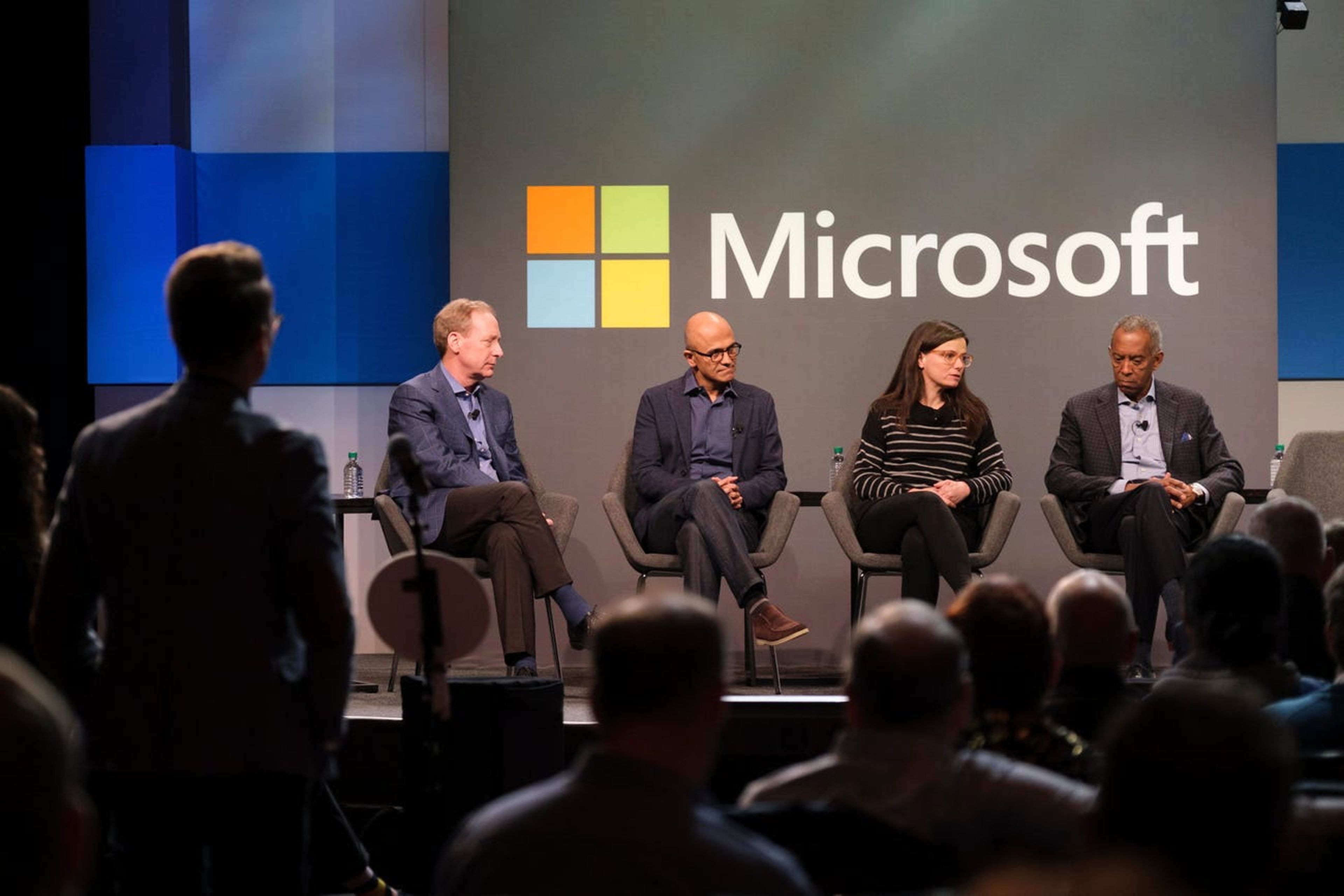 El director legal de Microsoft, Brad Smith, el CEO, Satya Nadella, la vicepresidenta ejecutiva y directora financiera, Amy Hood, y el presidente de la junta, John Thompson.