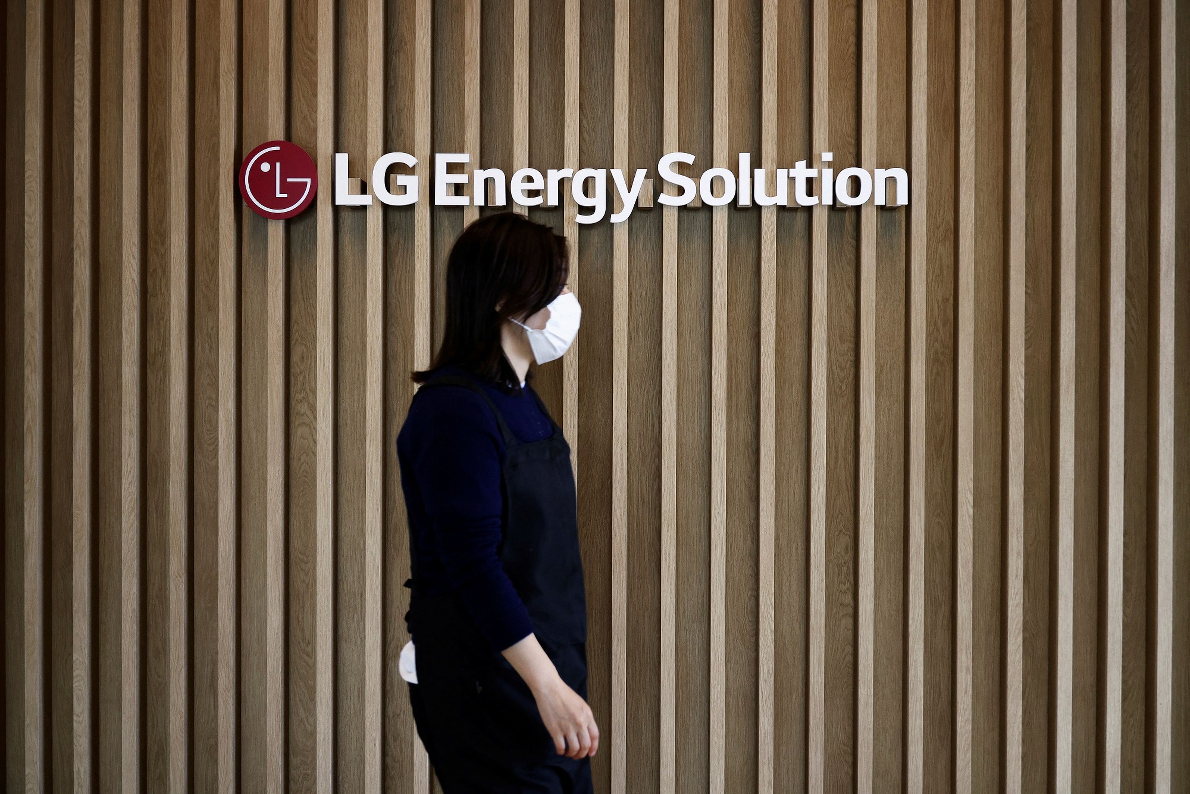Una empleada en la sede de LG Energy Solution en Seúl (Corea del Sur).