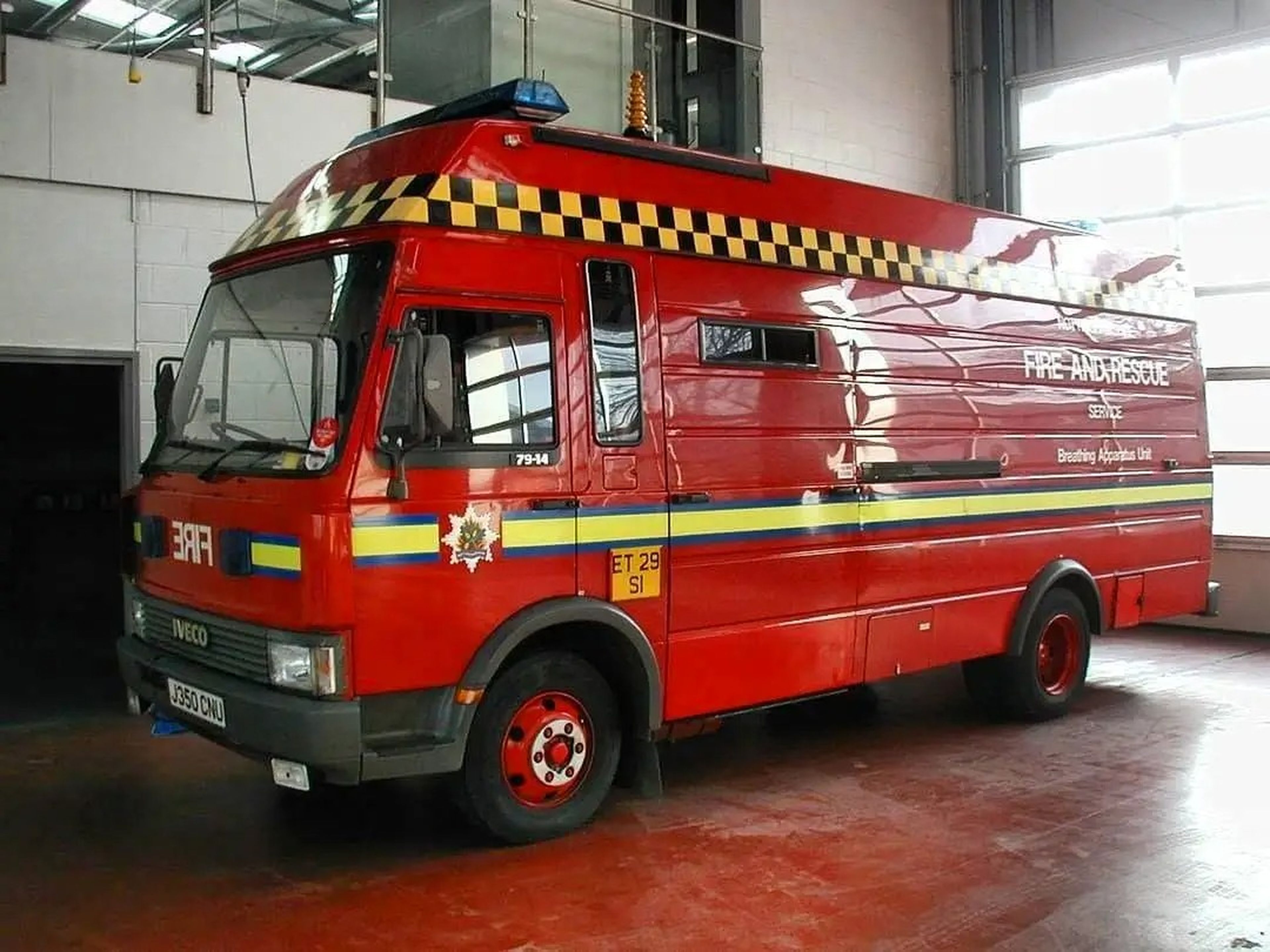 El camión de bomberos inglés que compraron por Jess Branton y Dave Smith, que a su vez han reformado