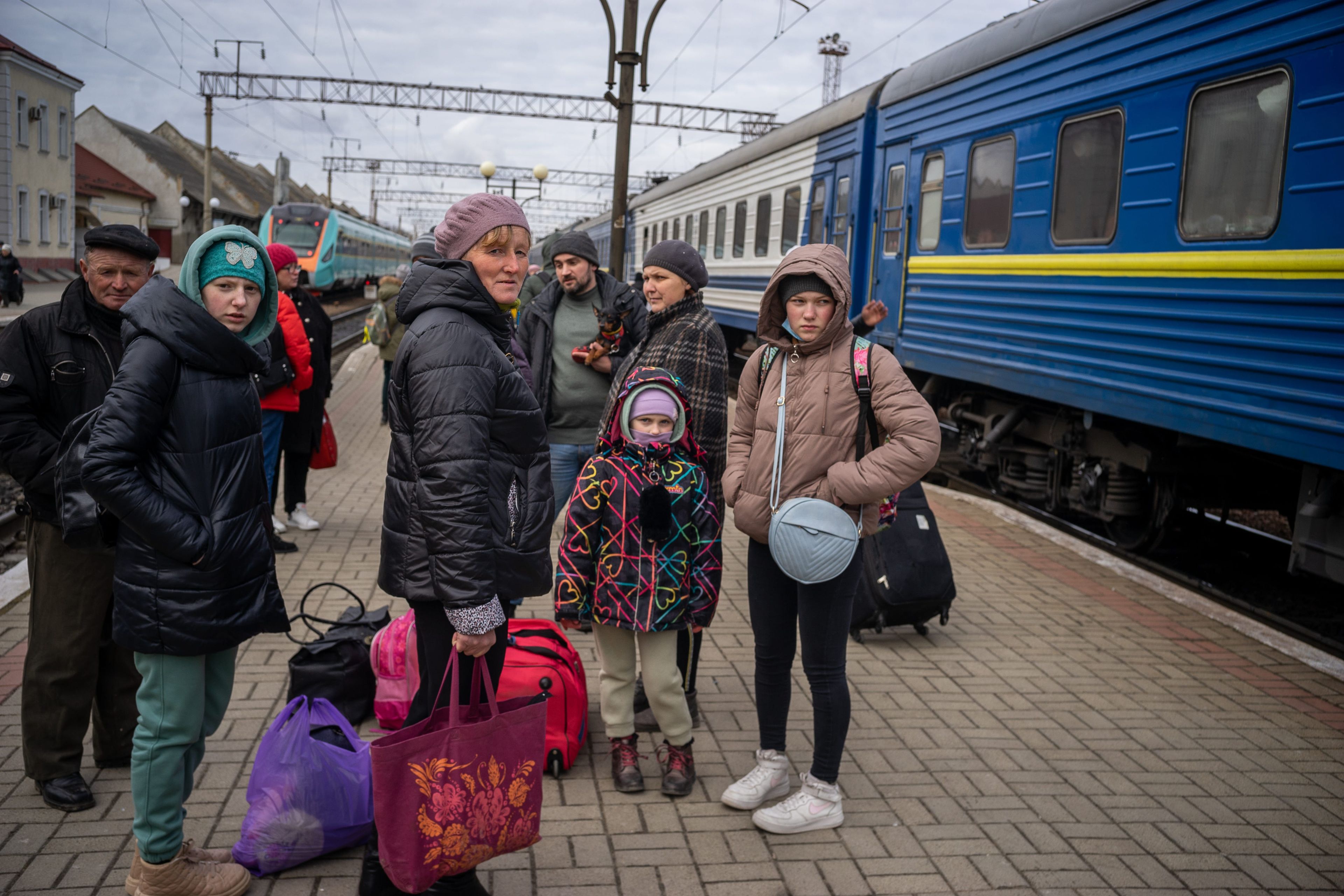 Una familia espera el próximo tren hacia Lviv.