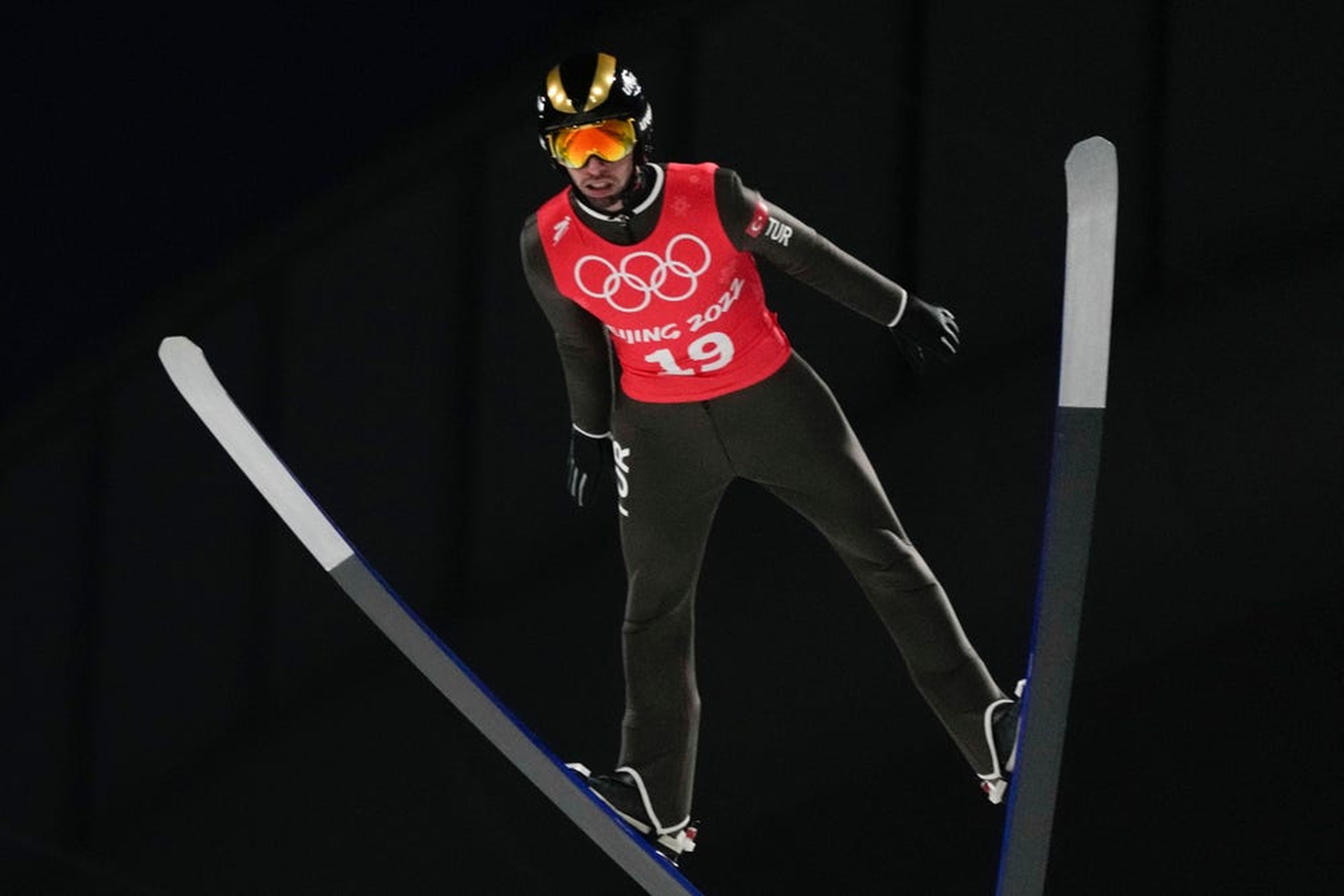 Fatih Arda Ipcioglu, de Turquía, se eleva en el aire durante una sesión de entrenamiento de gran colina masculina en los Juegos Olímpicos de Invierno de 2022, el jueves 10 de febrero.