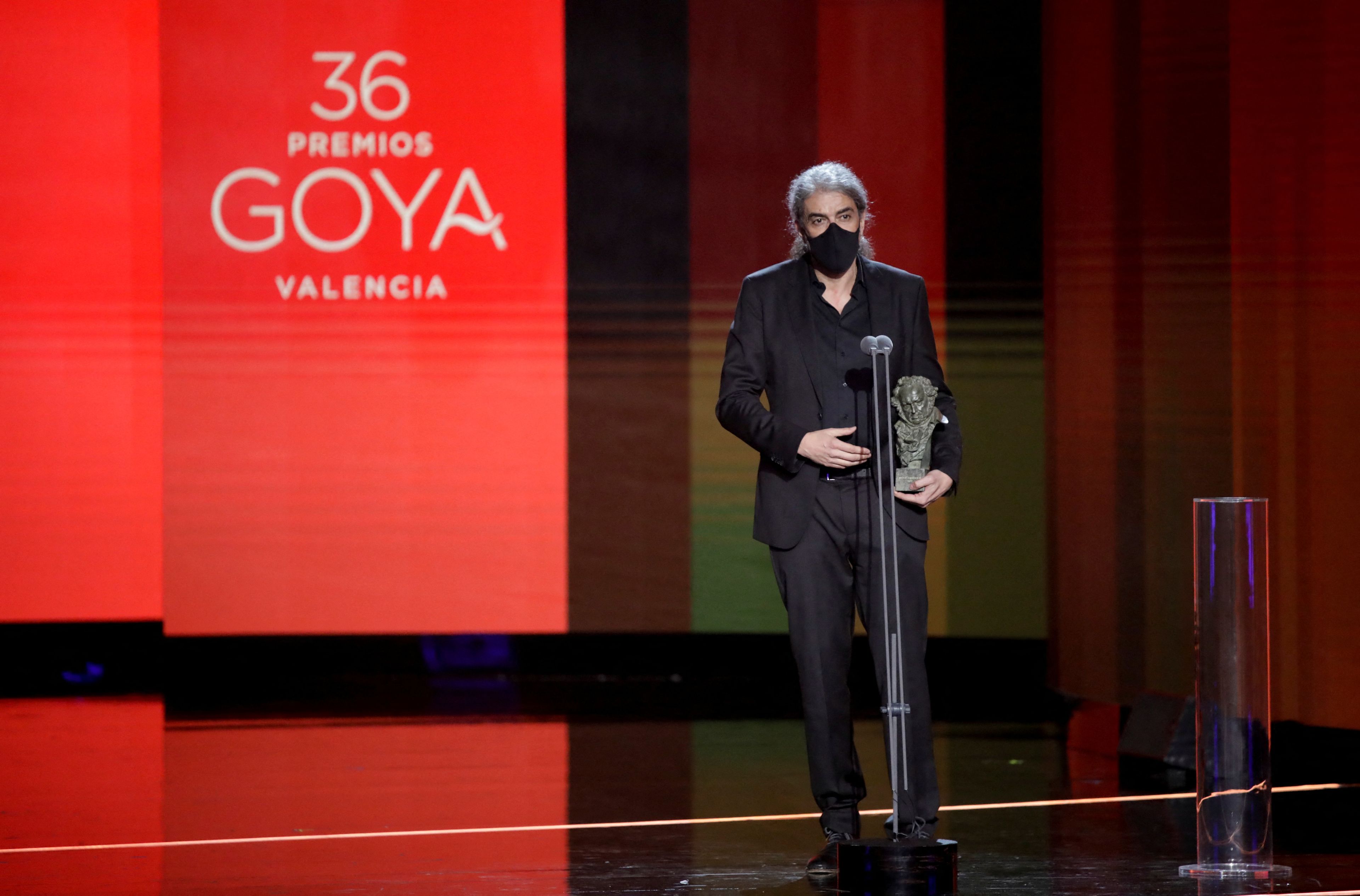 El director Fernando León de Aranoa recibe el Goya por su película 'El buen patrón'.
