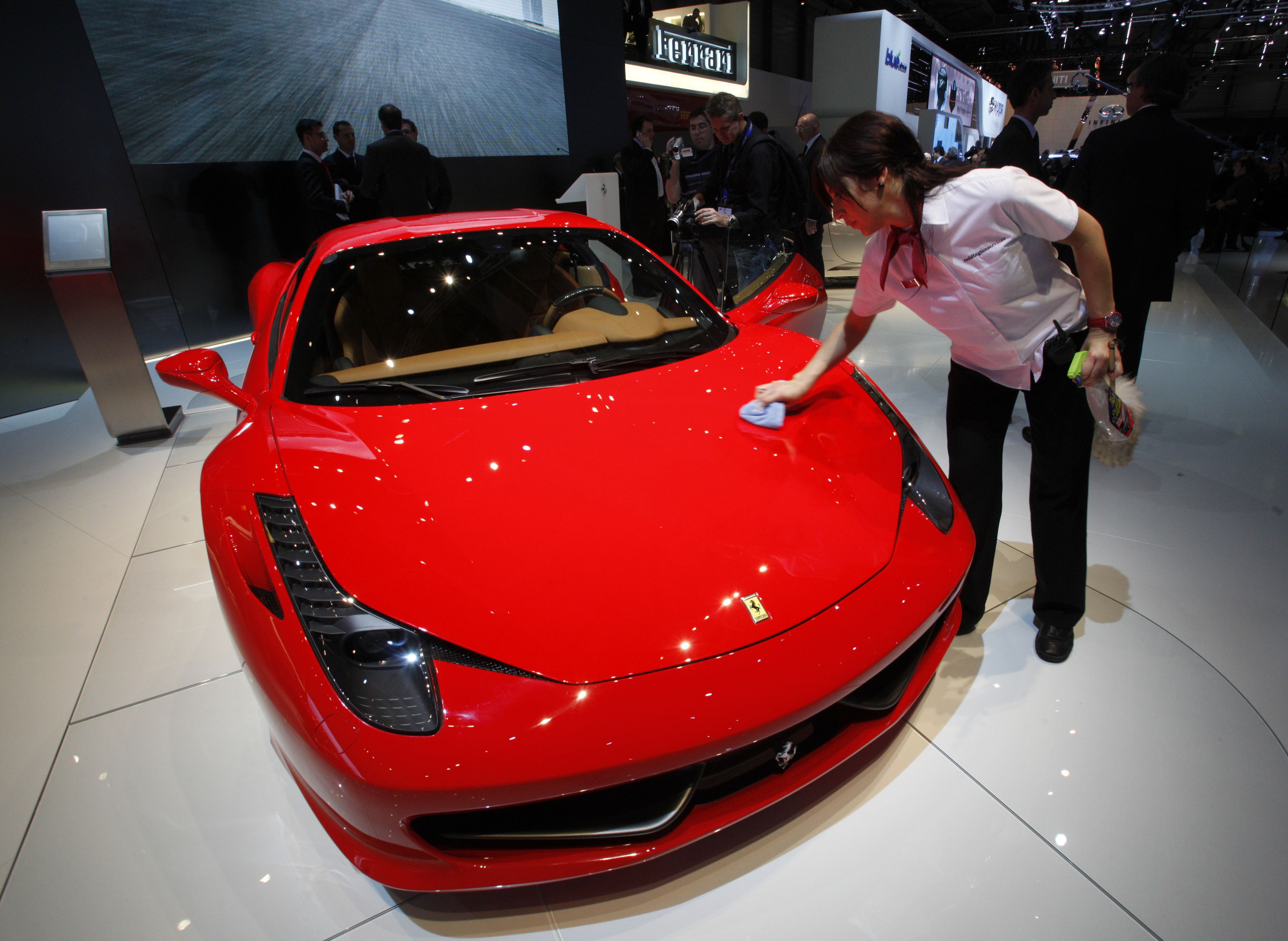 Un Ferrari 458 Italia durante una exposición.