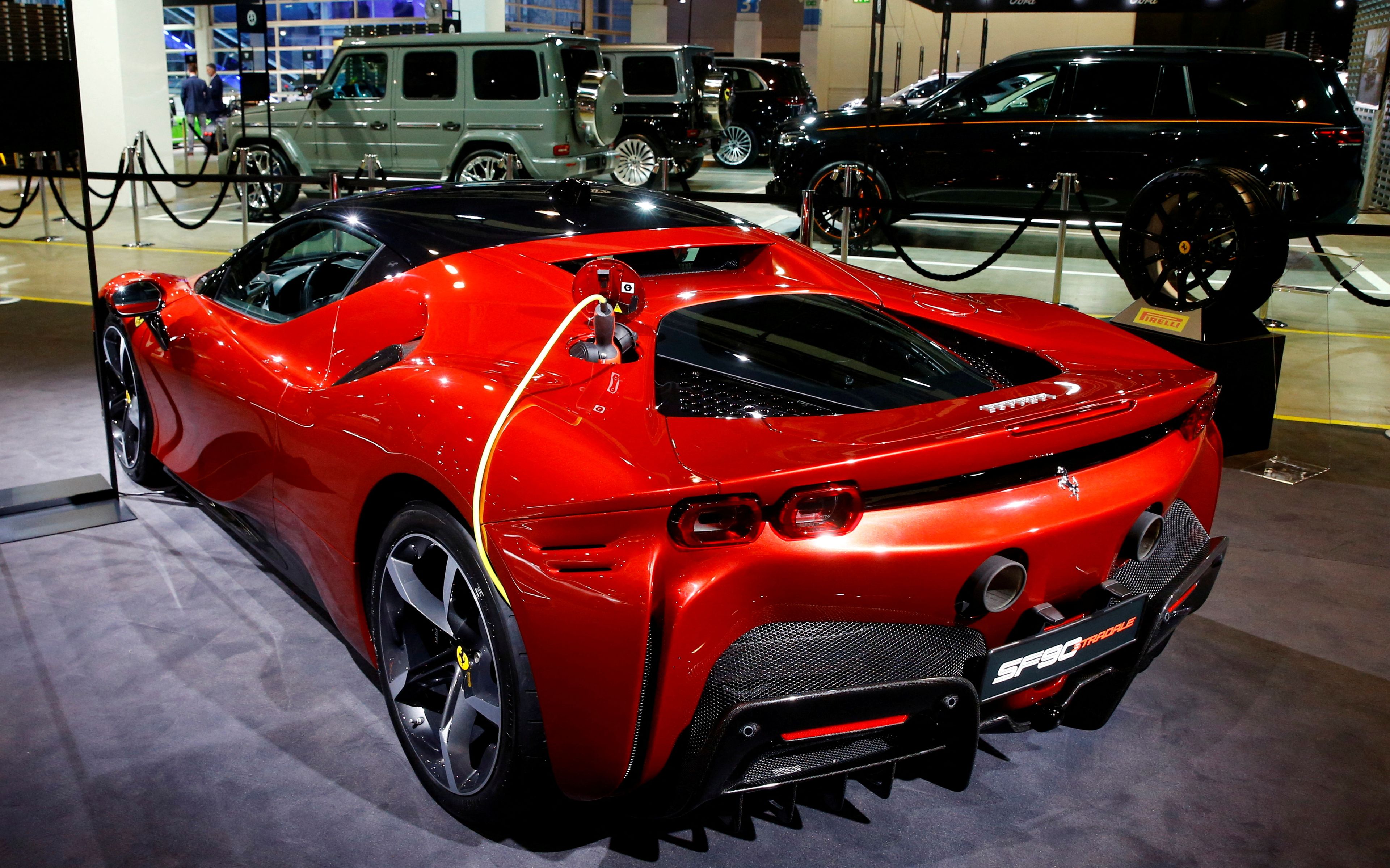 Un Ferrari SF90 híbrido en el Auto Zurich Car Show de 2021