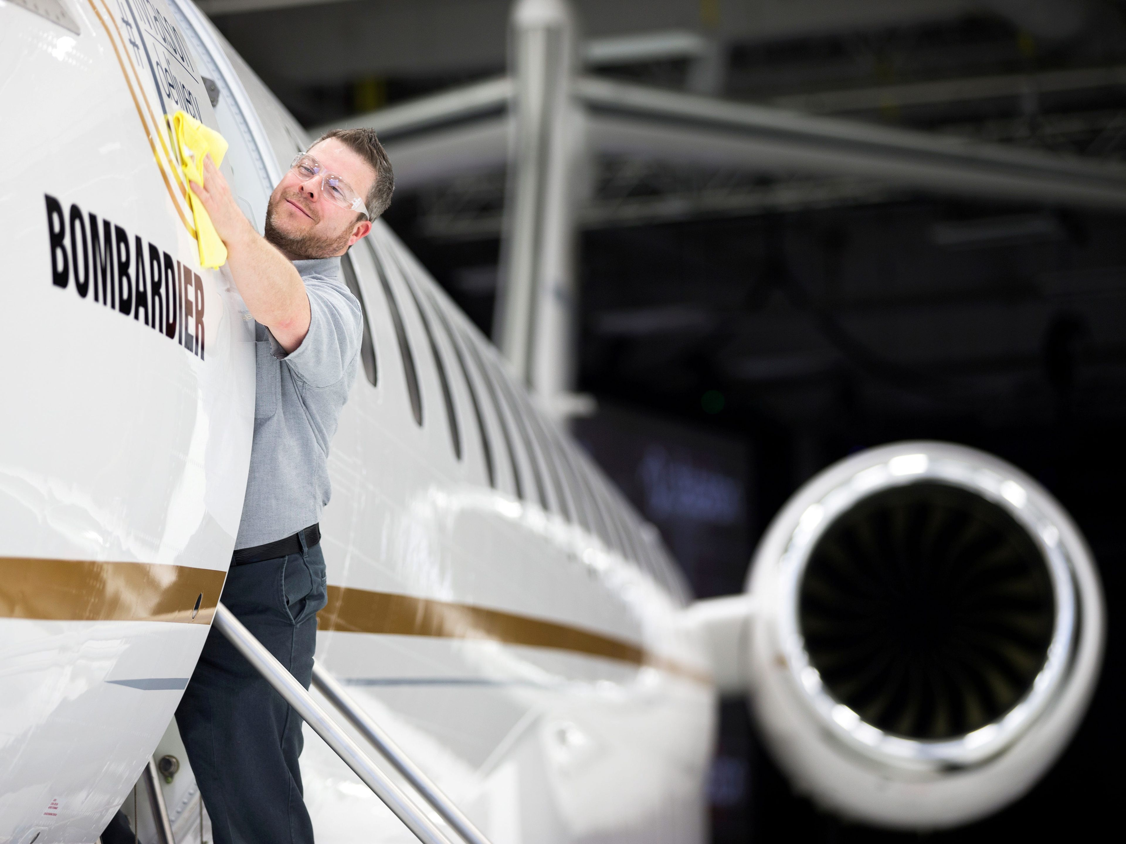 Francis Masse, empleado de Bombardier, pule el letrero del Global 7500 de Bombardier,