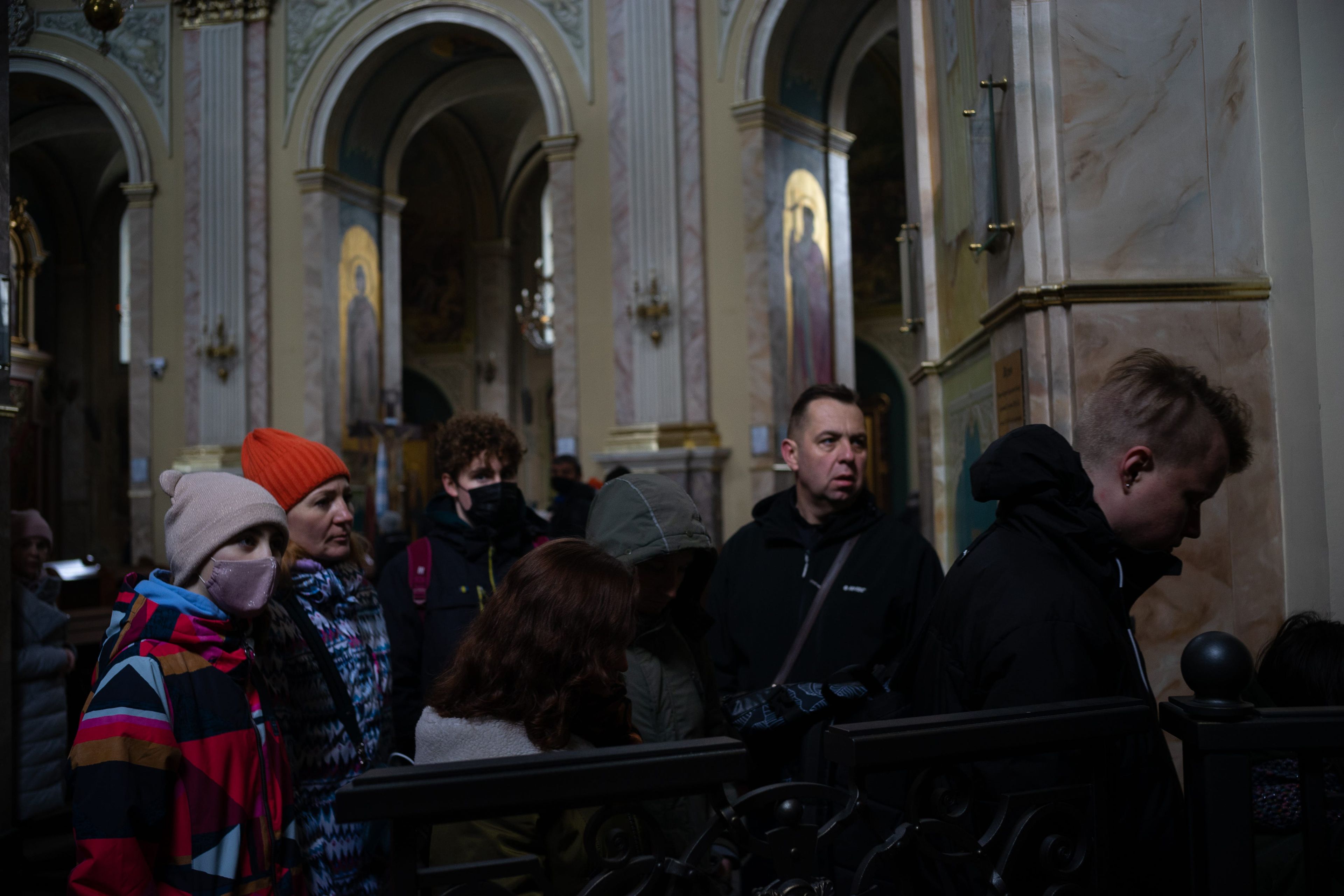 Gente bajando las escaleras hacia el museo de la iglesia, ahora un refugio antiaéreo.