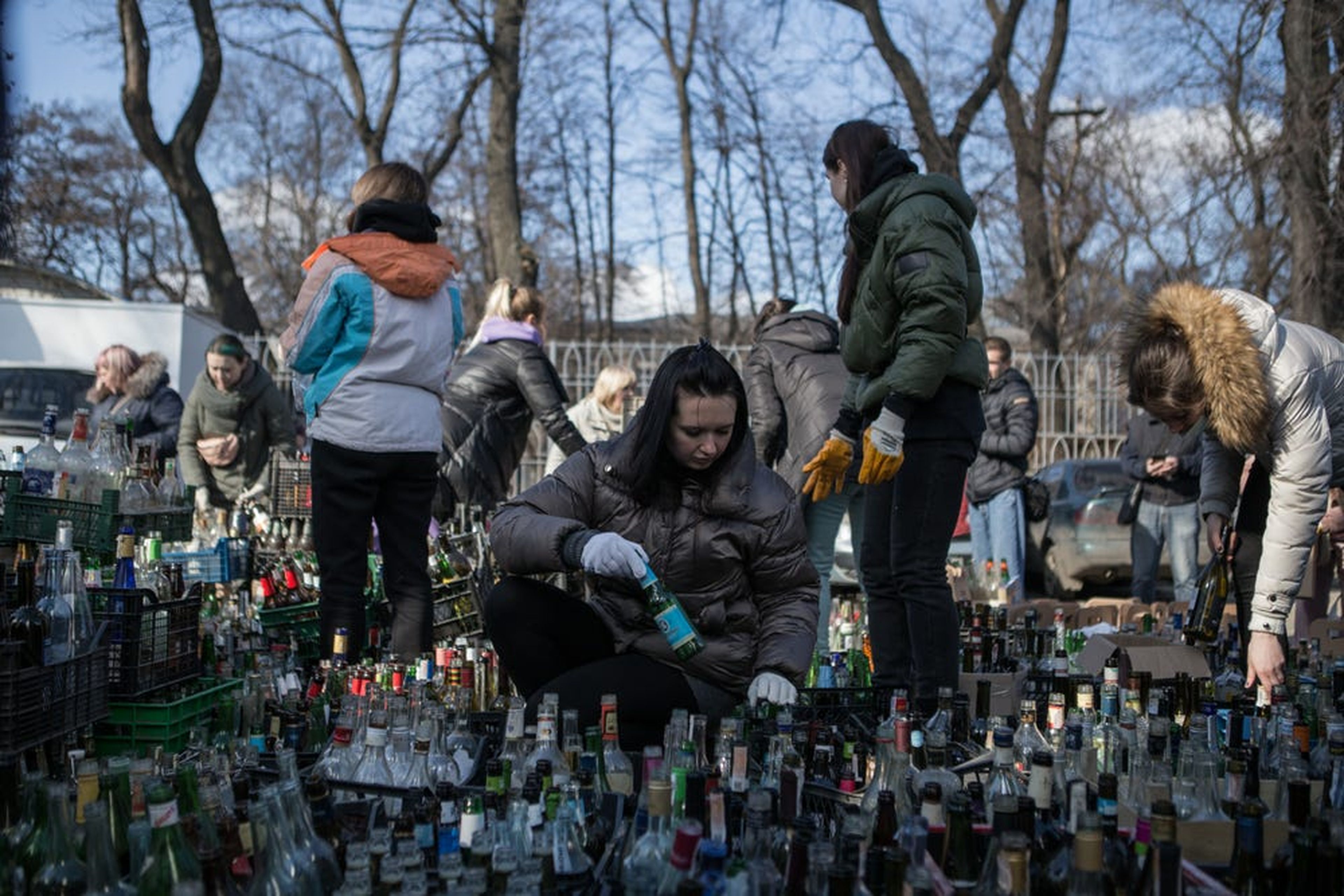 Los habitantes de Dnipro, en el centro de Ucrania, se reúnen en el Rocket Park para preparar cócteles molotov el domingo.