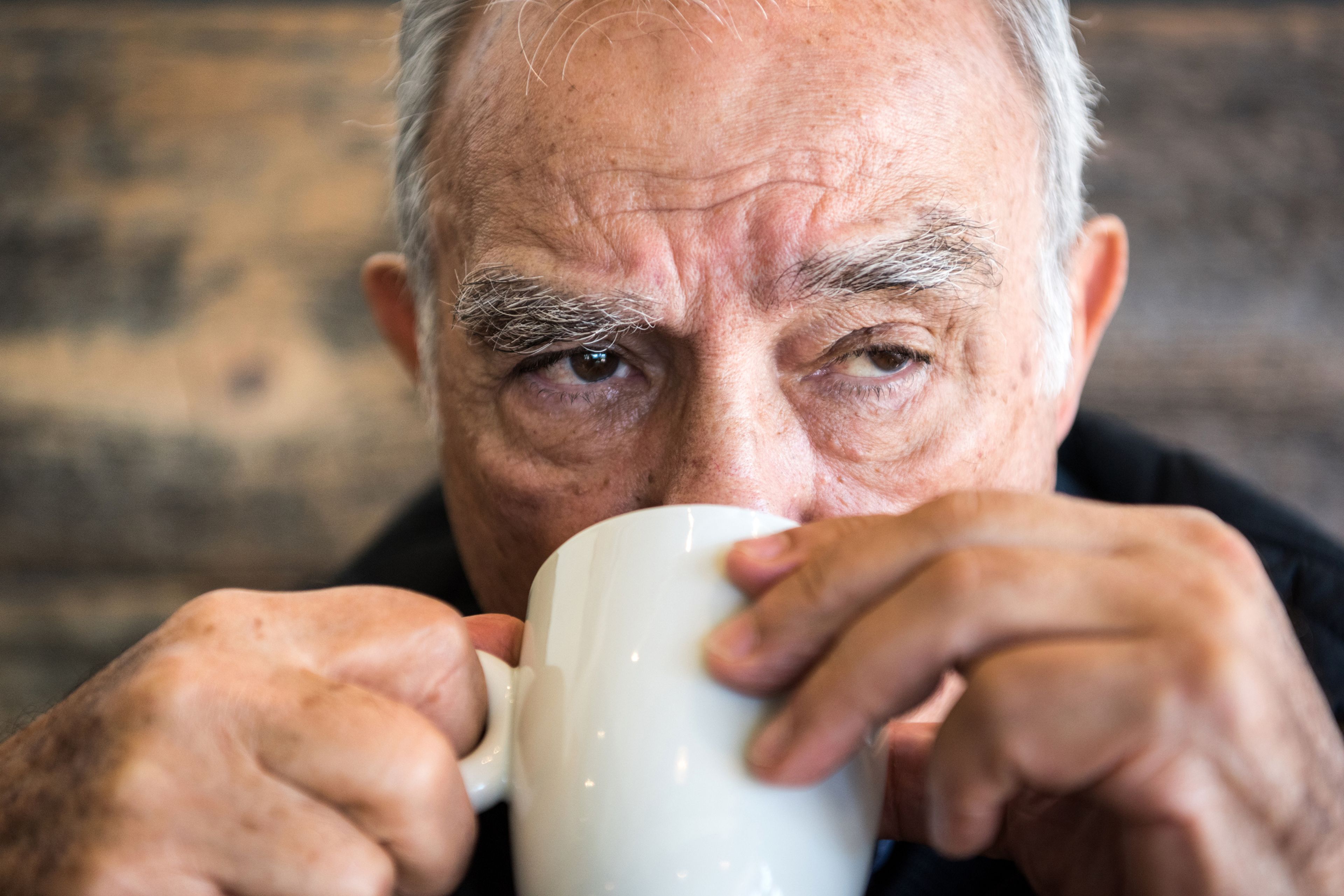 Hombre mayor tomando café