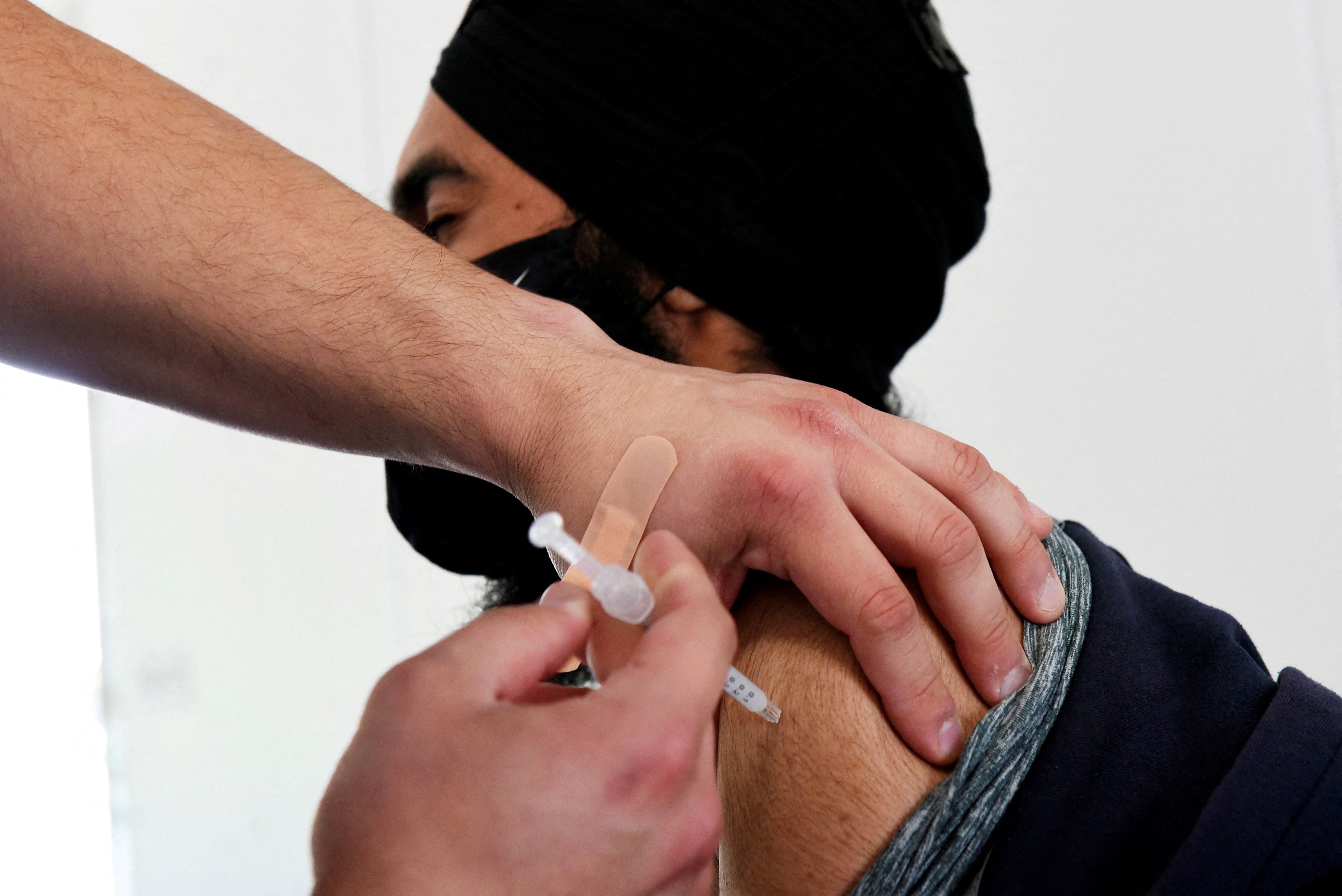 Un hombre recibe una vacuna contra el COVID-19.