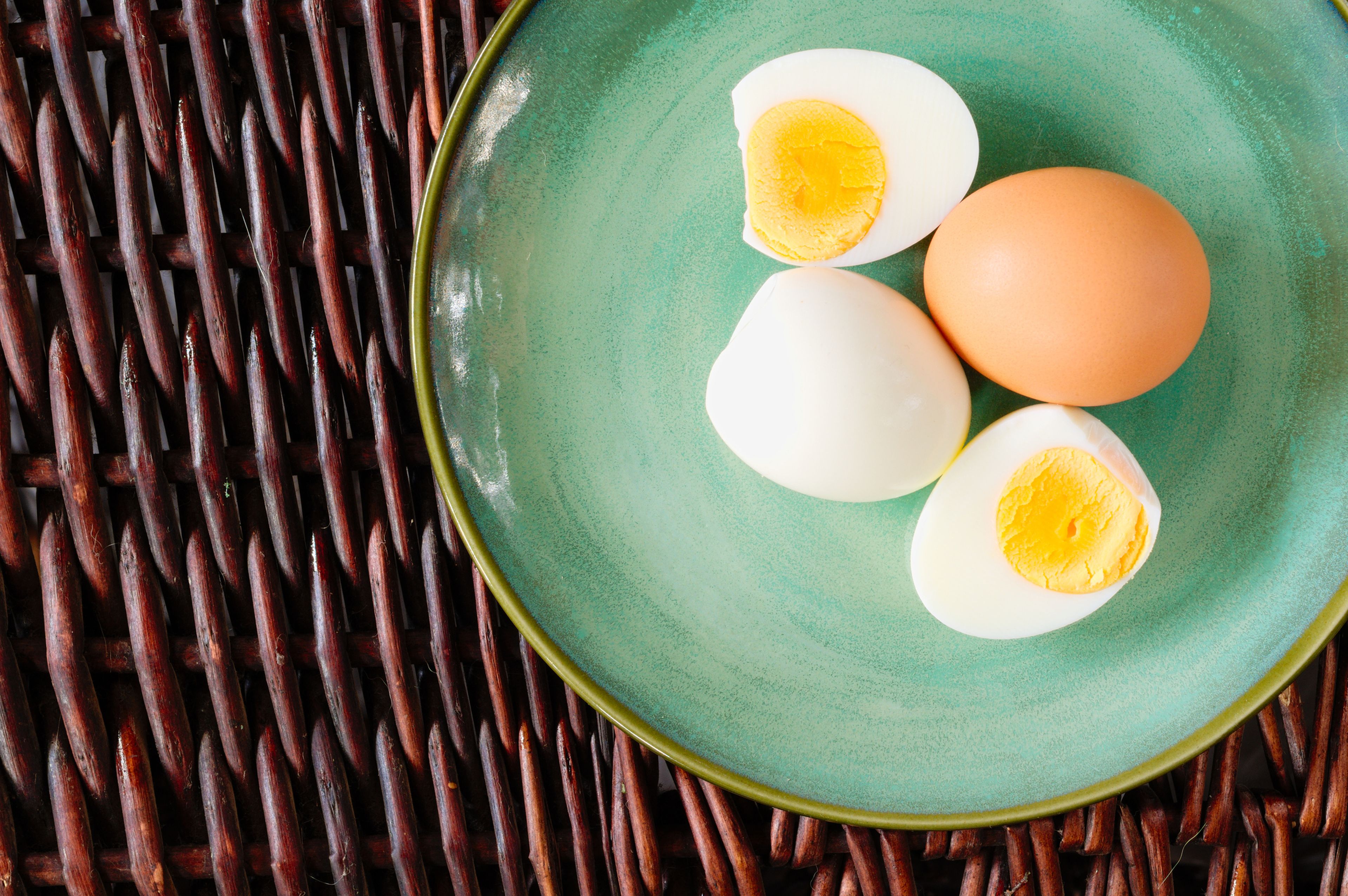 Huevos cocidos en un plato.