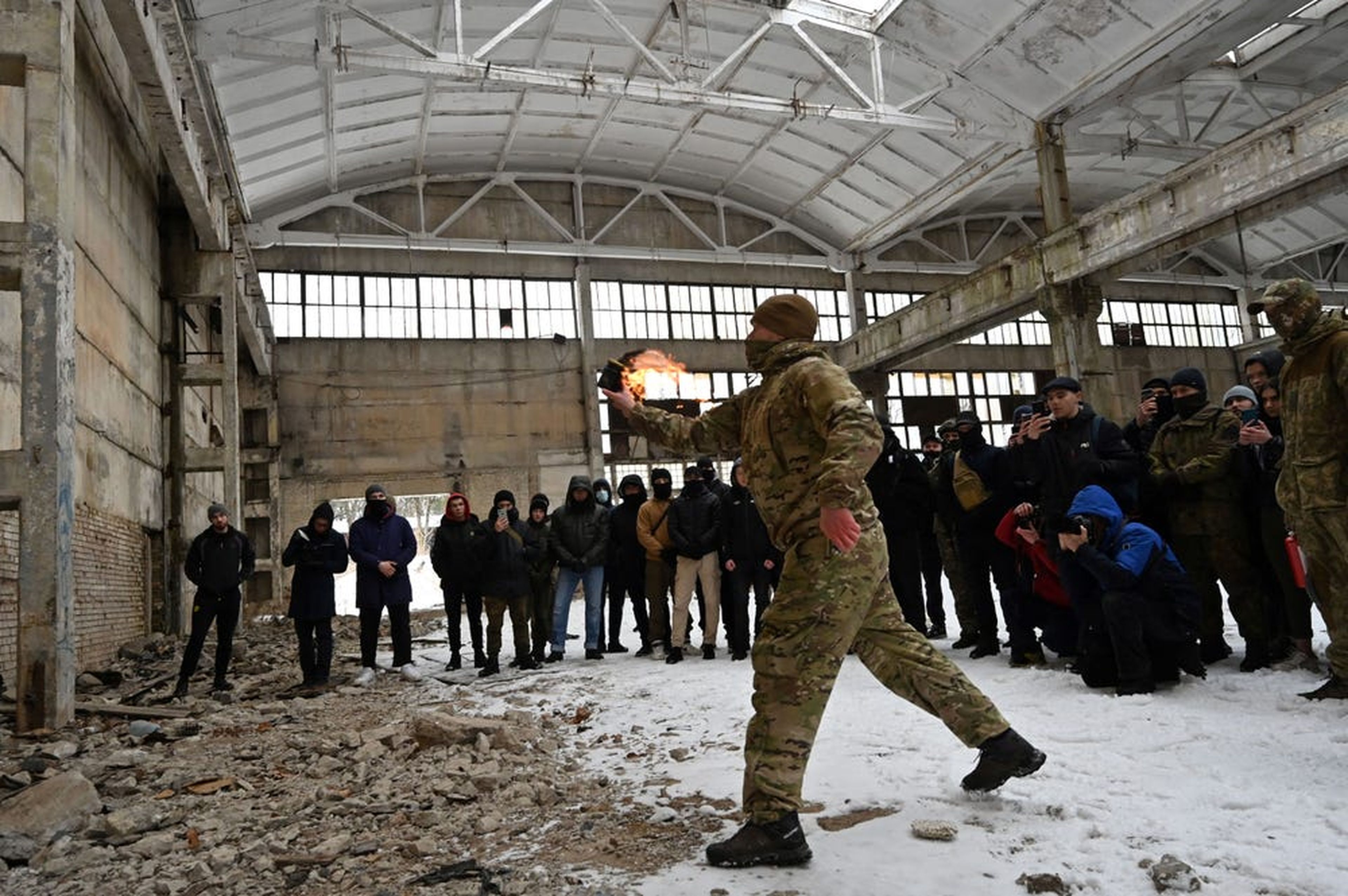 Un instructor militar enseña a los civiles a utilizar cócteles molotov en una fábrica abandonada en Kiev.