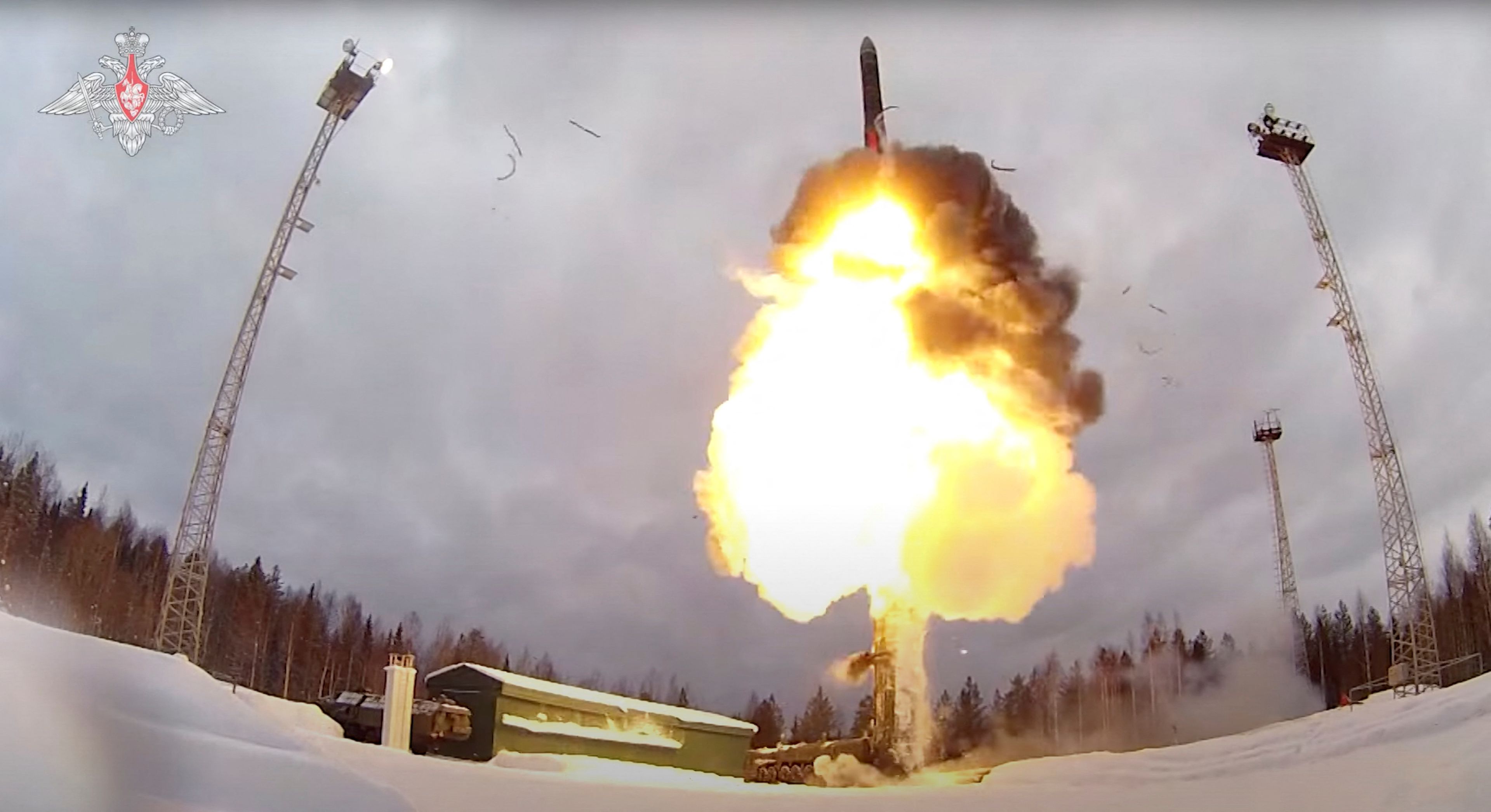 Lanzamiento de un misil balístico intercontinental ruso Yars durante ejercicios de las fuerzas nucleares en Rusia: imagen fija de un vídeo publicado el 19 de febrero de 2022.