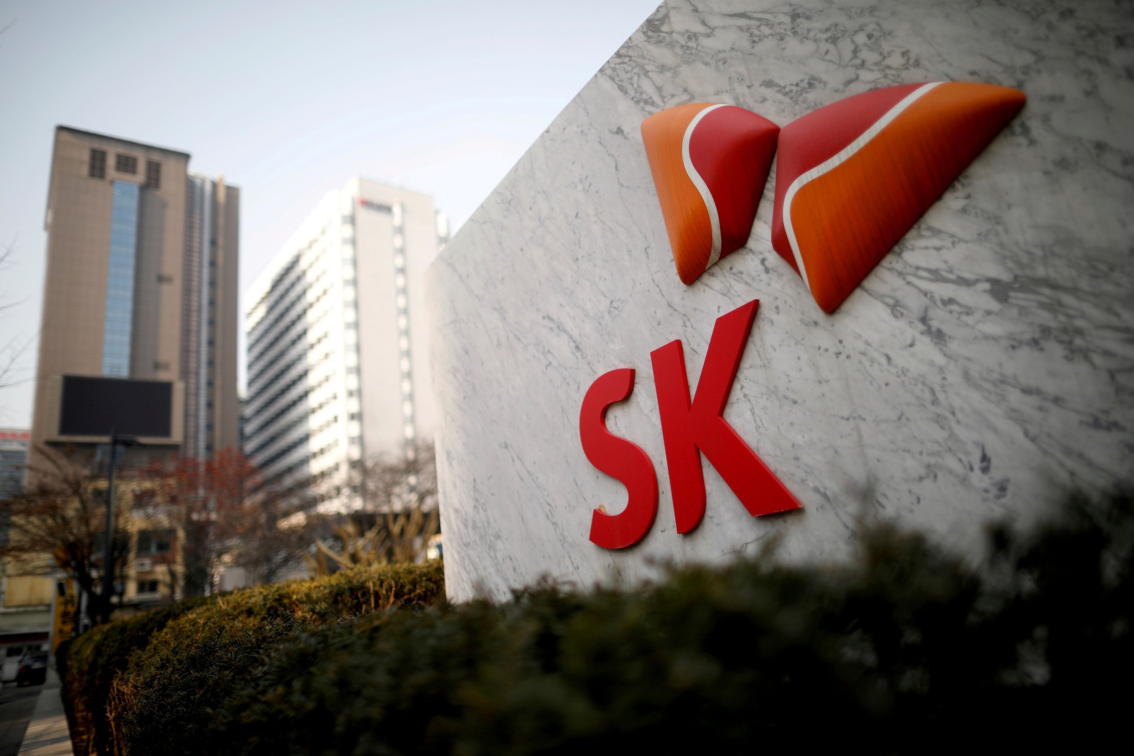 Logotipo de SK en su sede de Seúl (Corea del Sur).