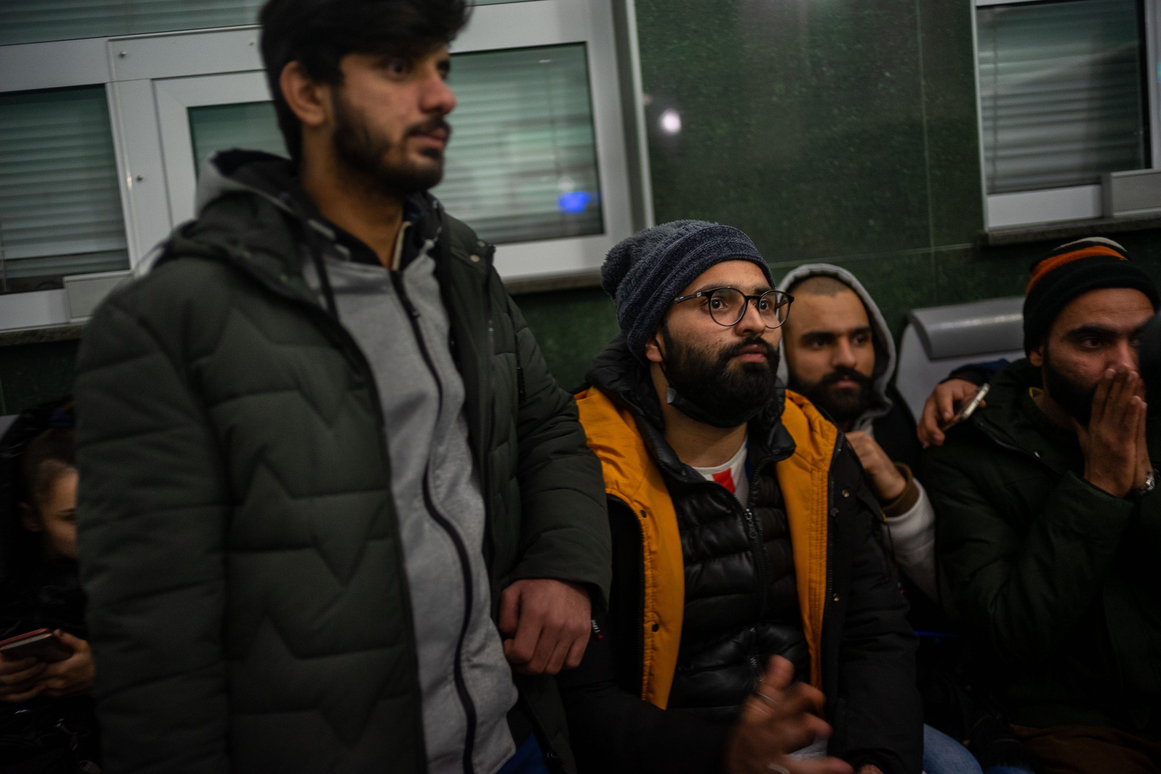M Ahtisham Bhutta (con chaqueta naranja) es uno de los ocho estudiantes pakistaníes que esperan un tren para salir de Ucrania.