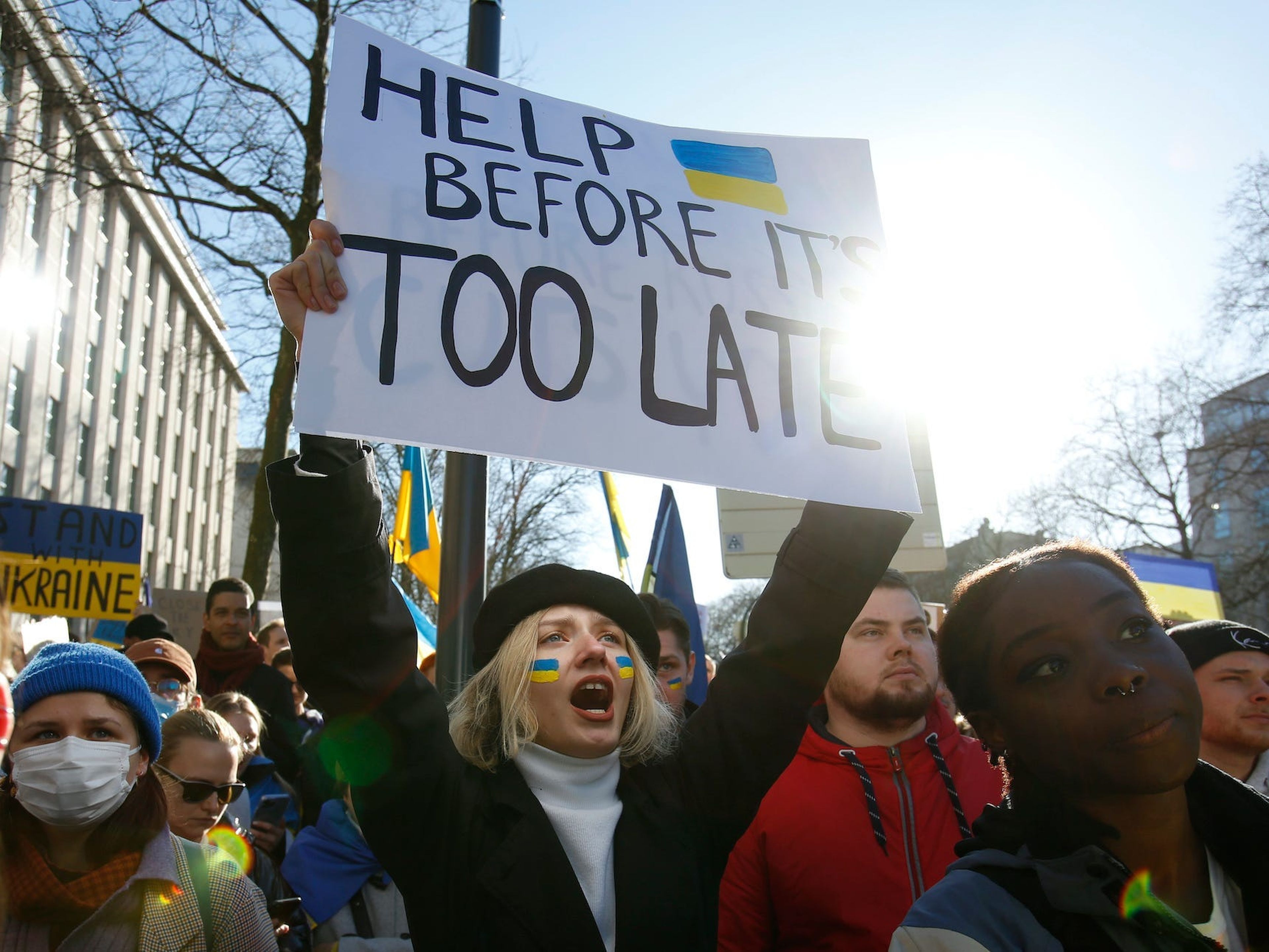 Una manifestante sostiene un cartel durante una protesta contra la invasión de Ucrania por parte de Rusia, en Bruselas, el sábado 26 de febrero de 2022.