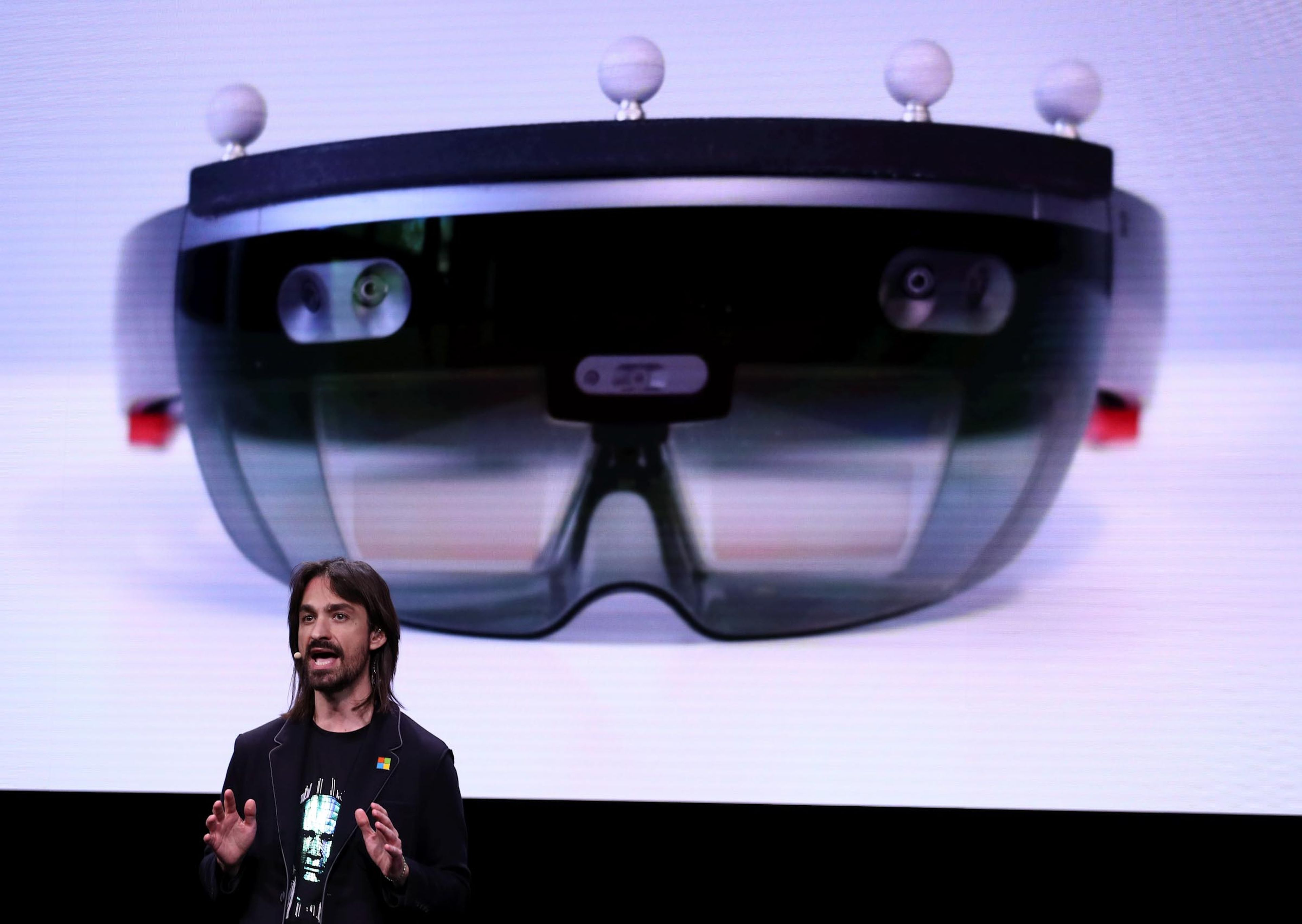 El miembro técnico de Microsoft Alex Kipman presenta las HoloLens 2