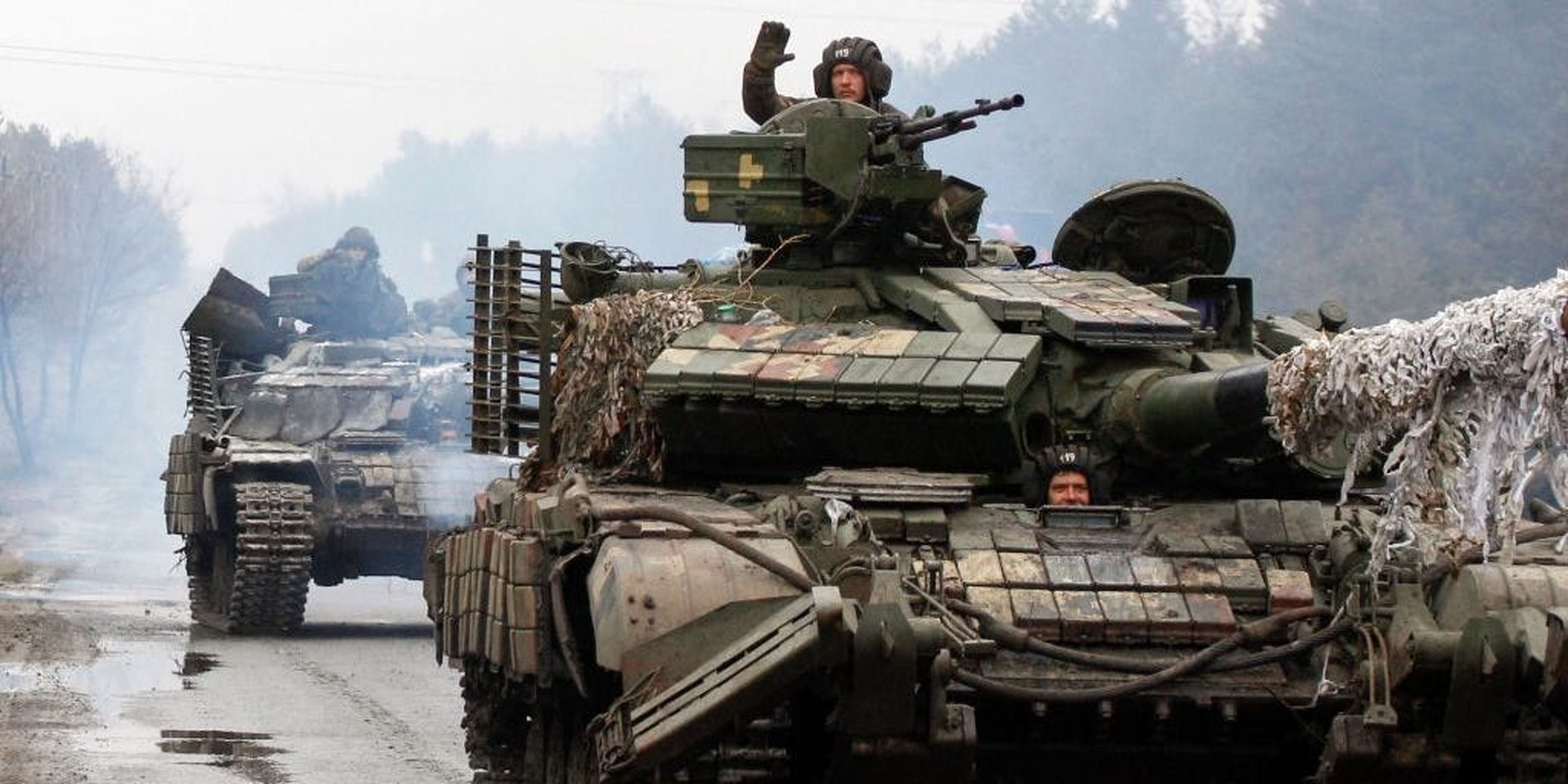 Militares ucranianos se dirigen en tanques hacia la línea del frente con las fuerzas rusas en la región ucraniana de Lugansk.