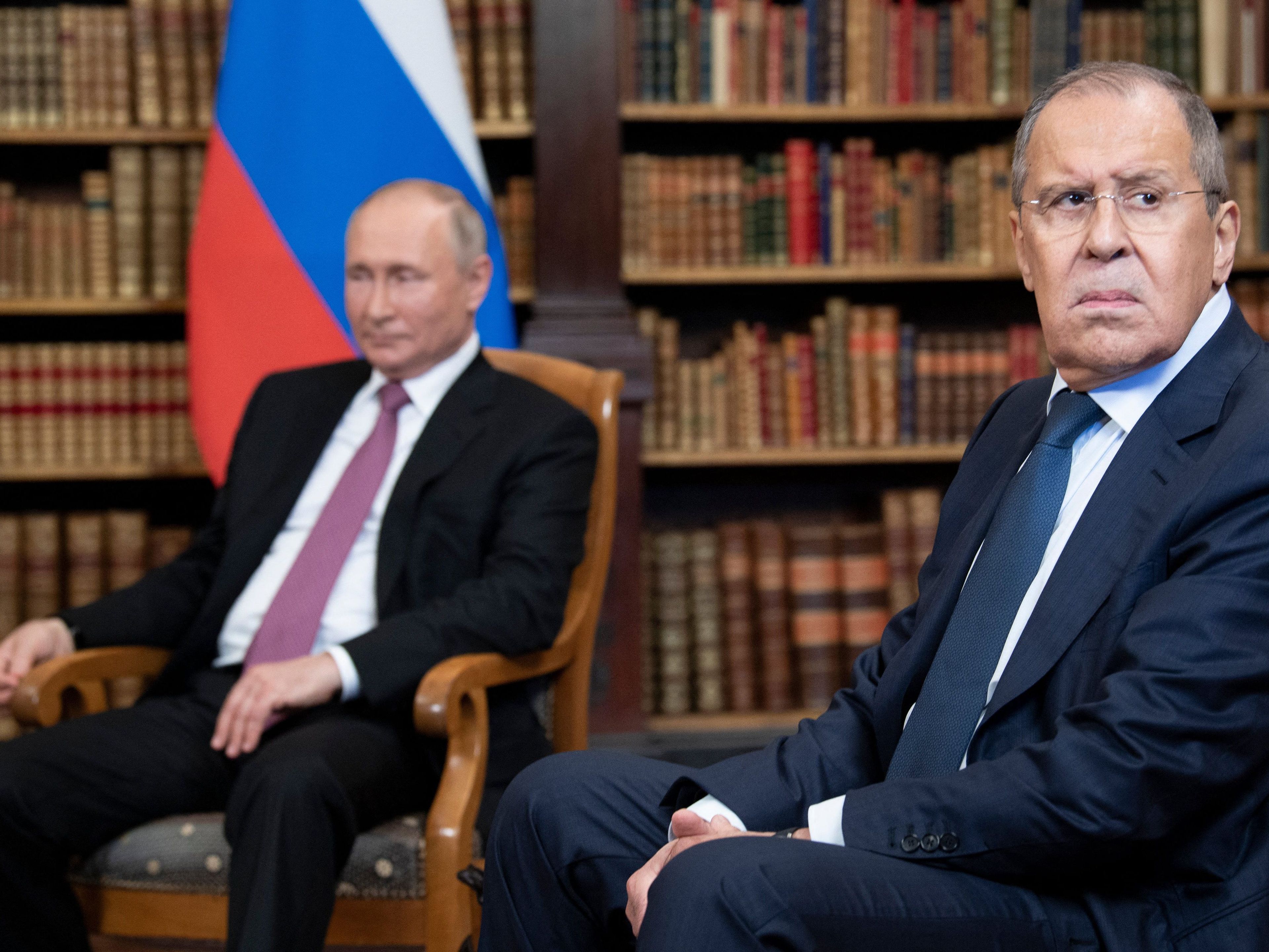 El ministro de Asuntos Exteriores ruso, Sergei Lavrov, espera junto al presidente ruso, Vladimir Putin, durante la cumbre entre Estados Unidos y Rusia en la Villa La Grange, en Ginebra, el 16 de junio de 2021.