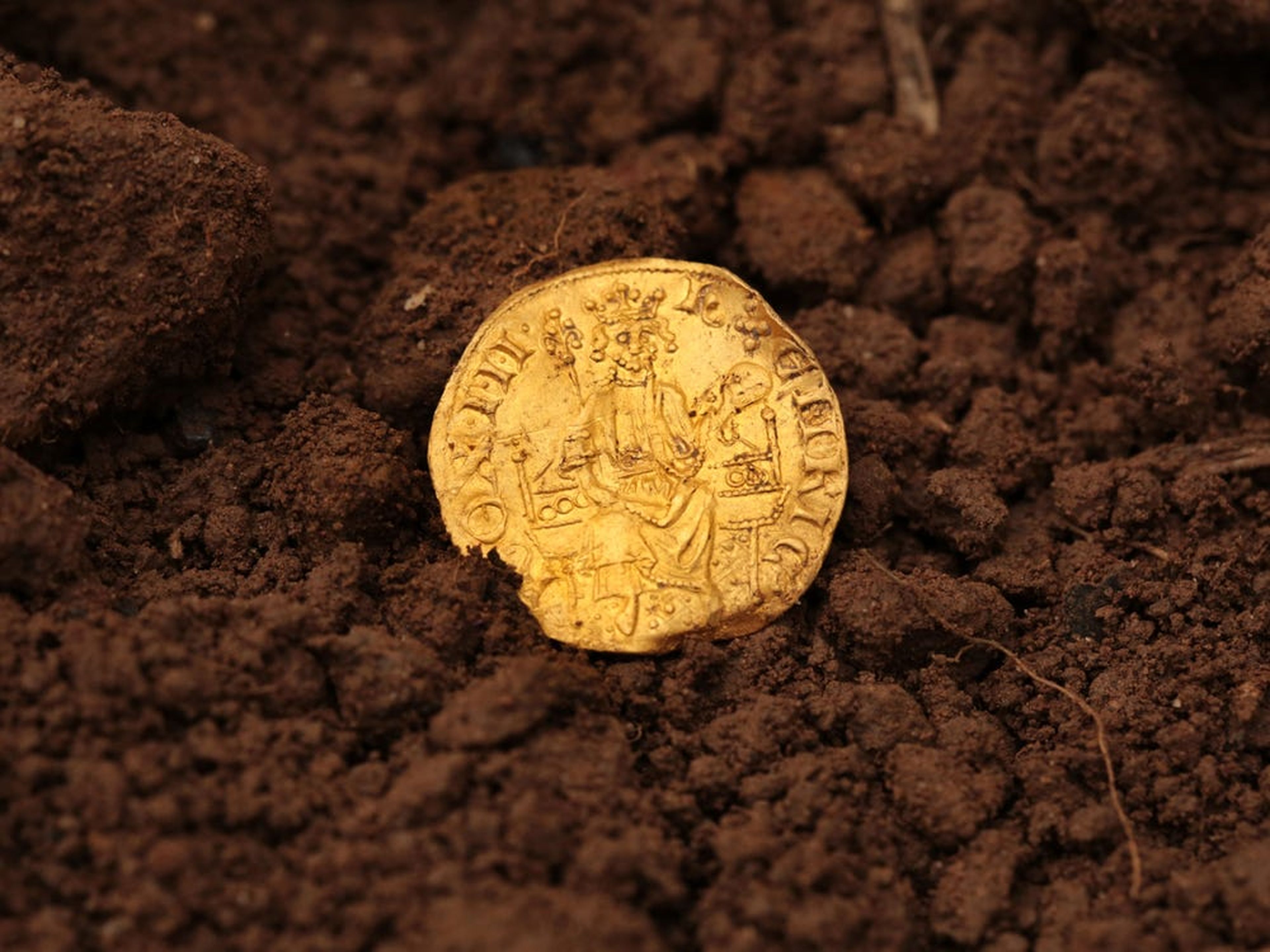 La moneda de oro encontrada data del siglo XIII.