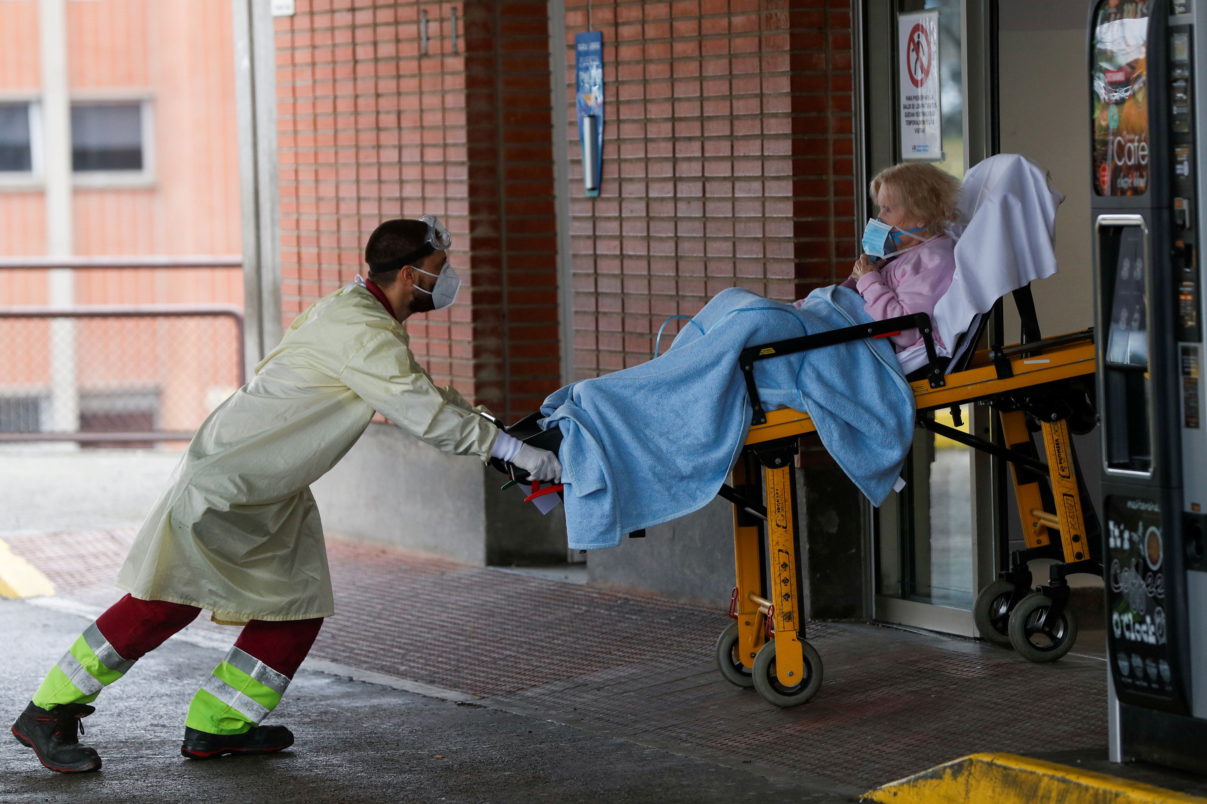 Una mujer entrando en camilla en un hospital