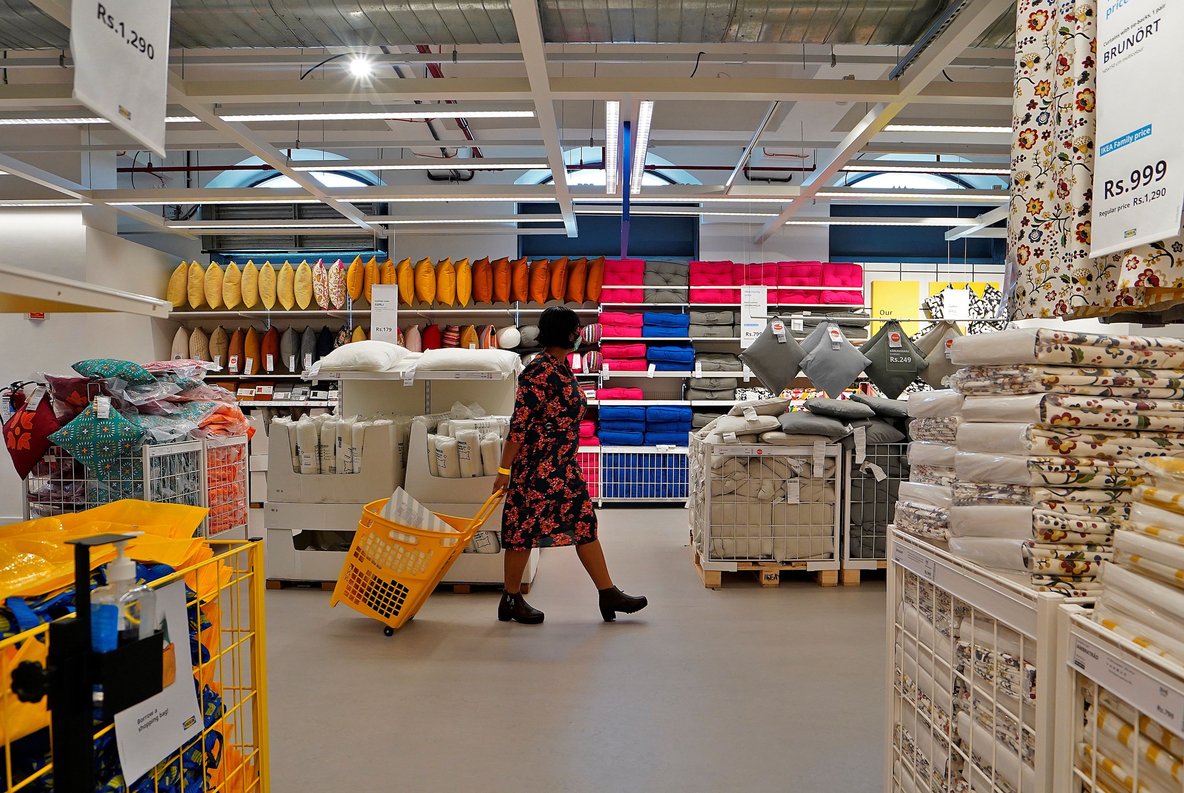 Una mujer en una tienda de Ikea