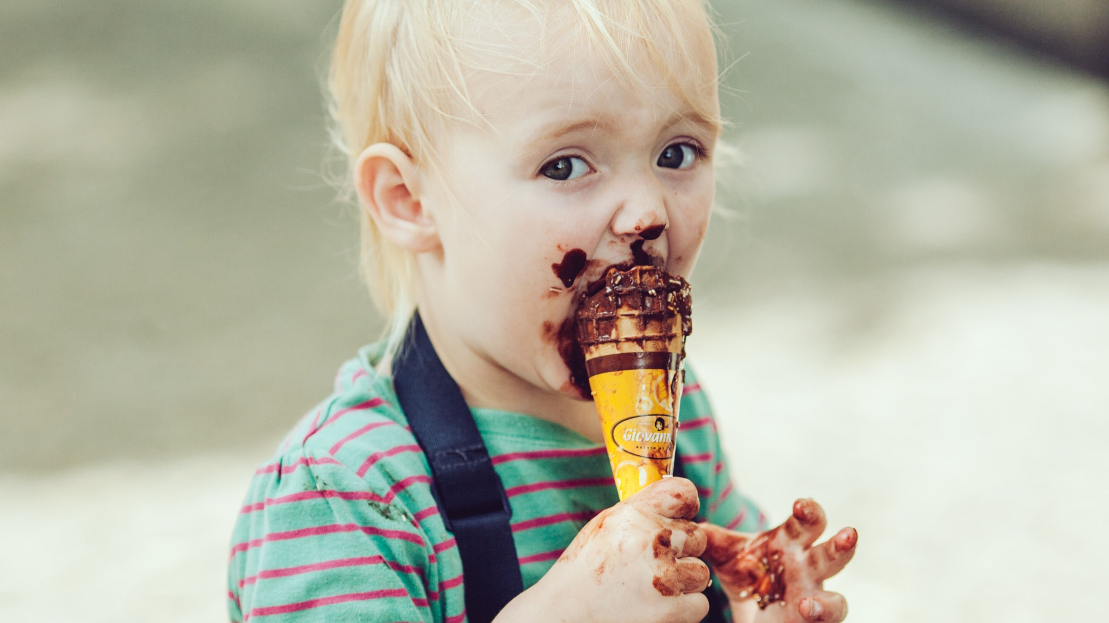 Niño comiéndose un helado