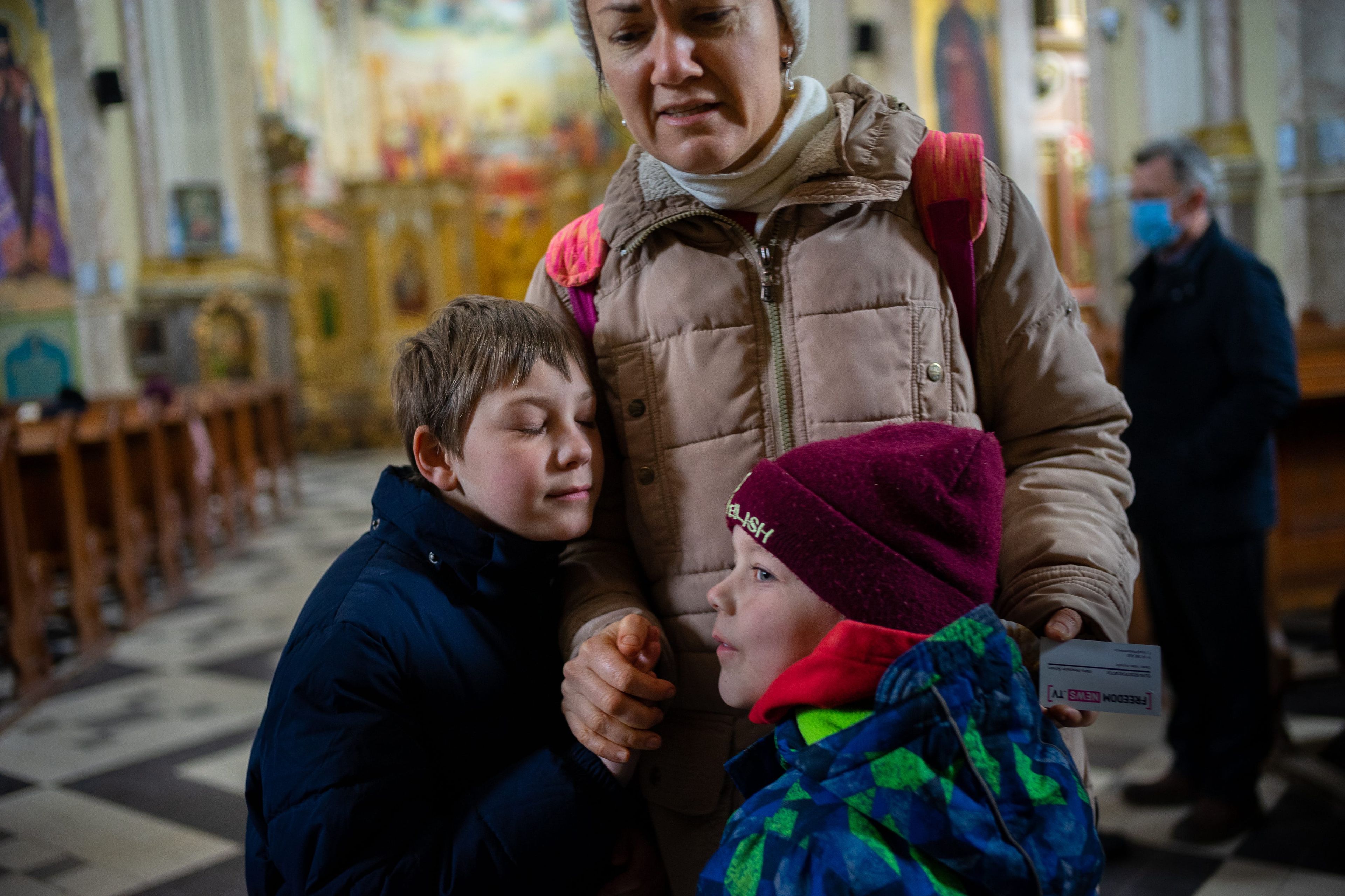 Olga Bagriy con sus hijos, de 9 y 6 años.
